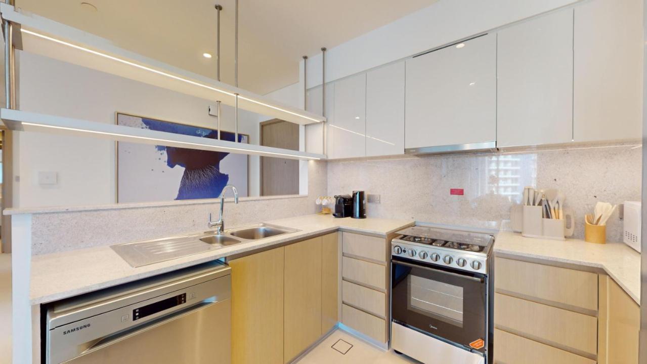 Burj Royale - Mesmerizing Three Bed With Burj View Apartment