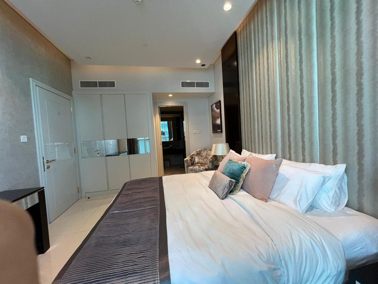 Downtown 1br - 5 Minutes To Mall - Panoramic Pool * Dubai