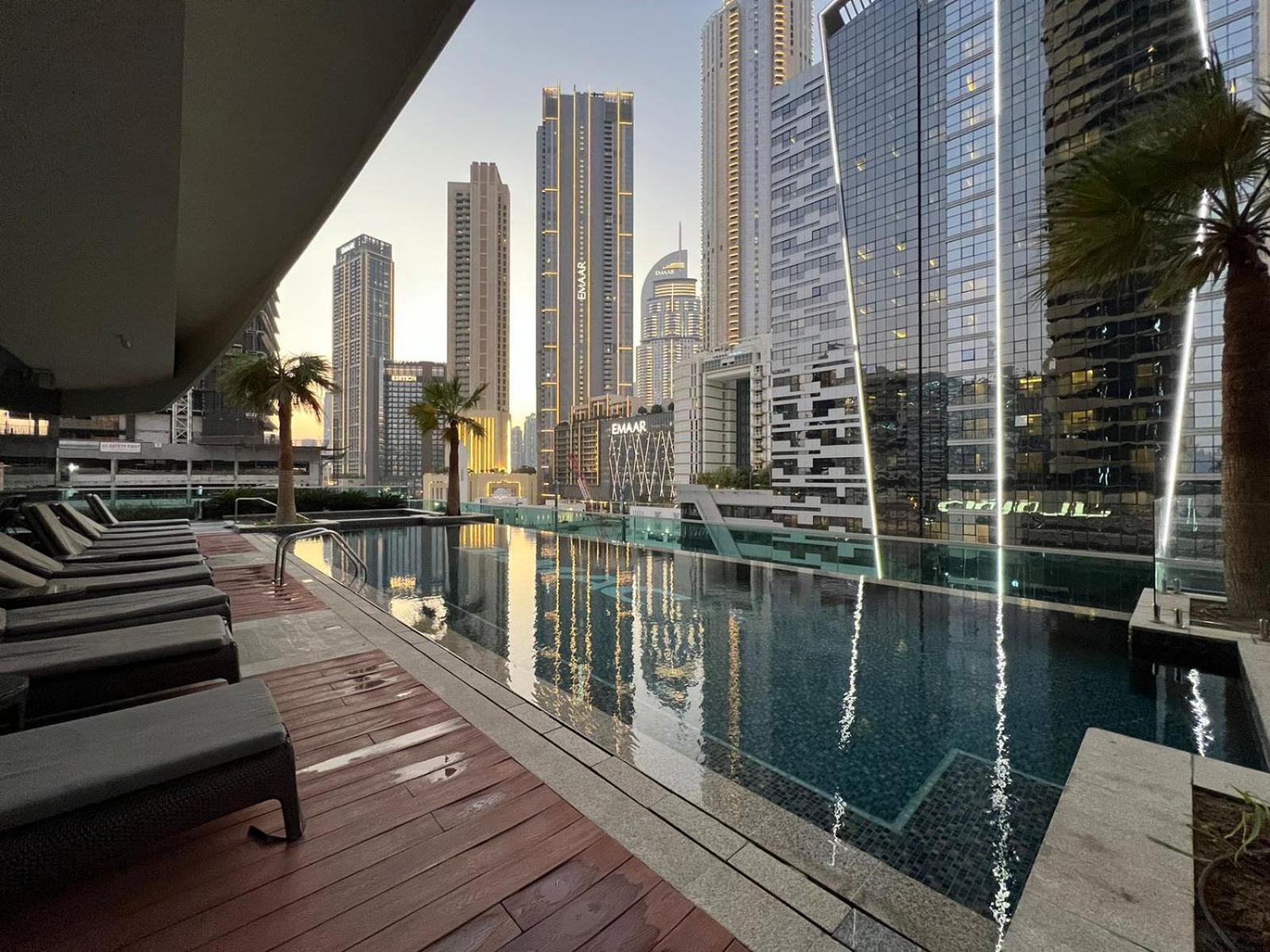 Downtown 1br - 5 Minutes To Mall - Panoramic Pool * Dubai