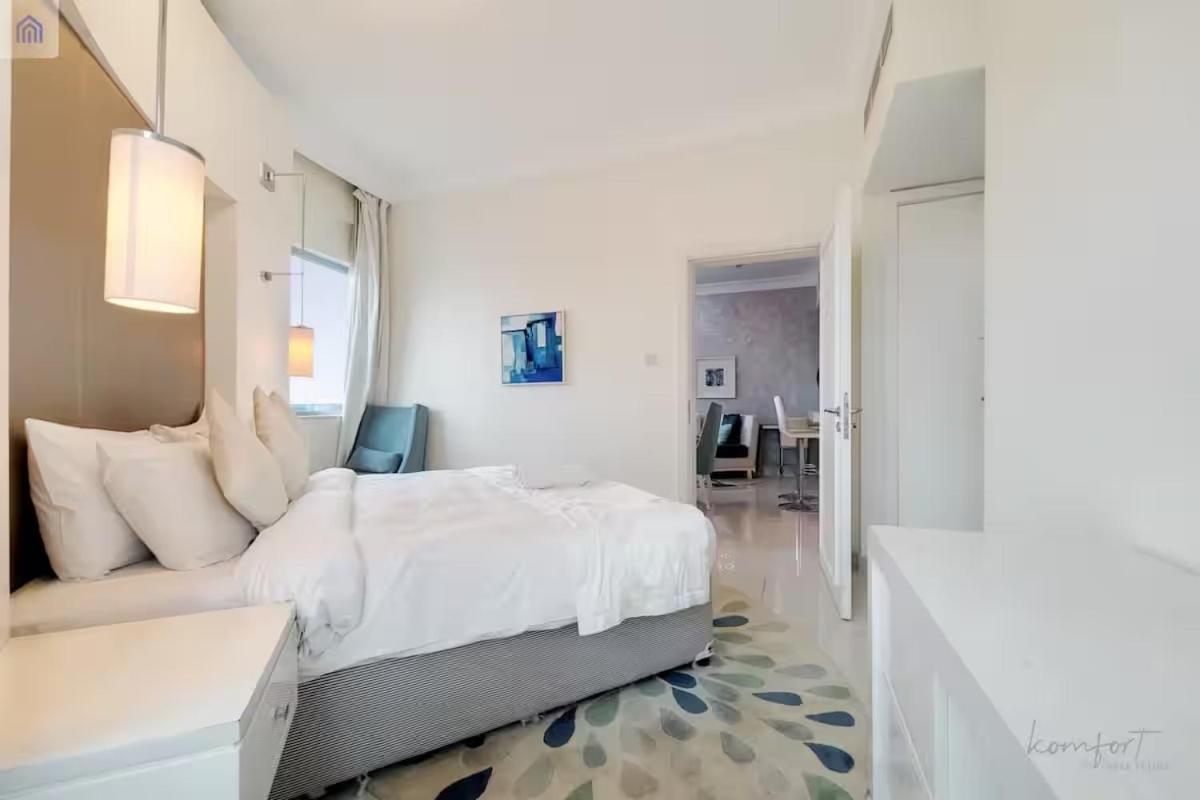 Luxury Downtown Next To Mall Of Apartment