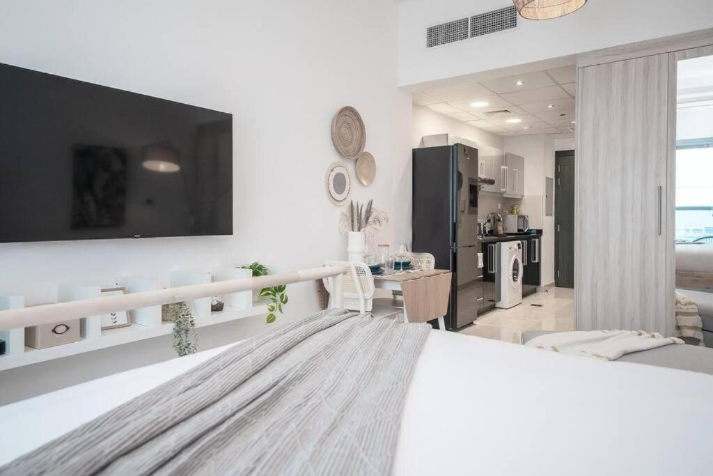 Stylish With Pool And Gym Dubai