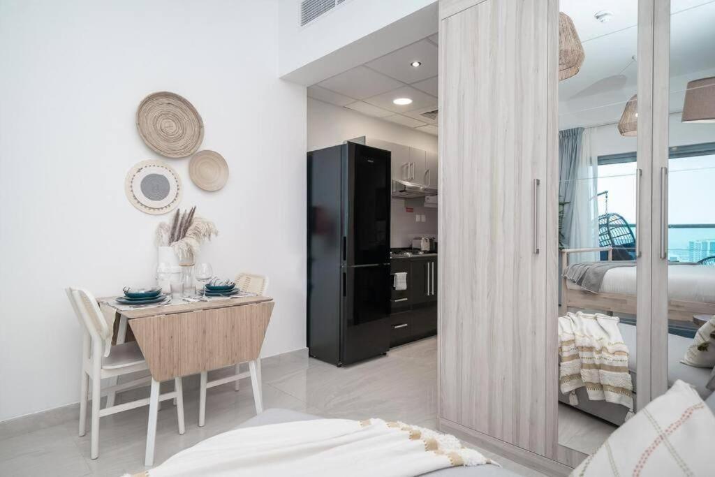 Apartment Stylish With Pool And Gym Dubai