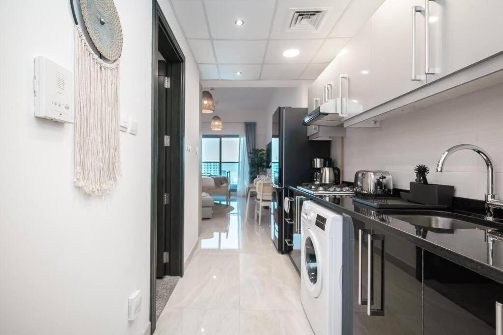 Apartment Stylish With Pool And Gym