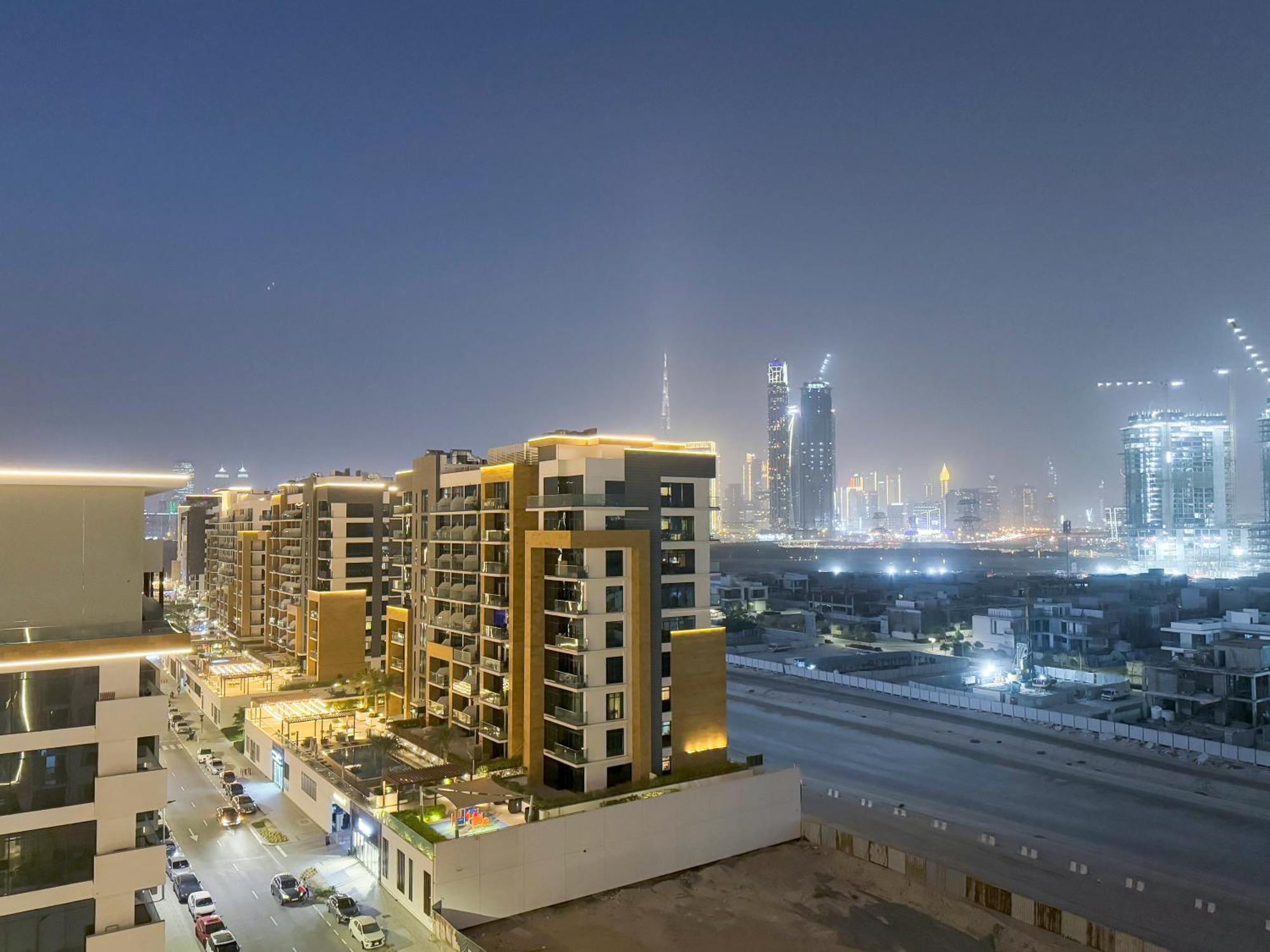 Stylish 3br With Burj Khalifa & Pool Views Apartment *