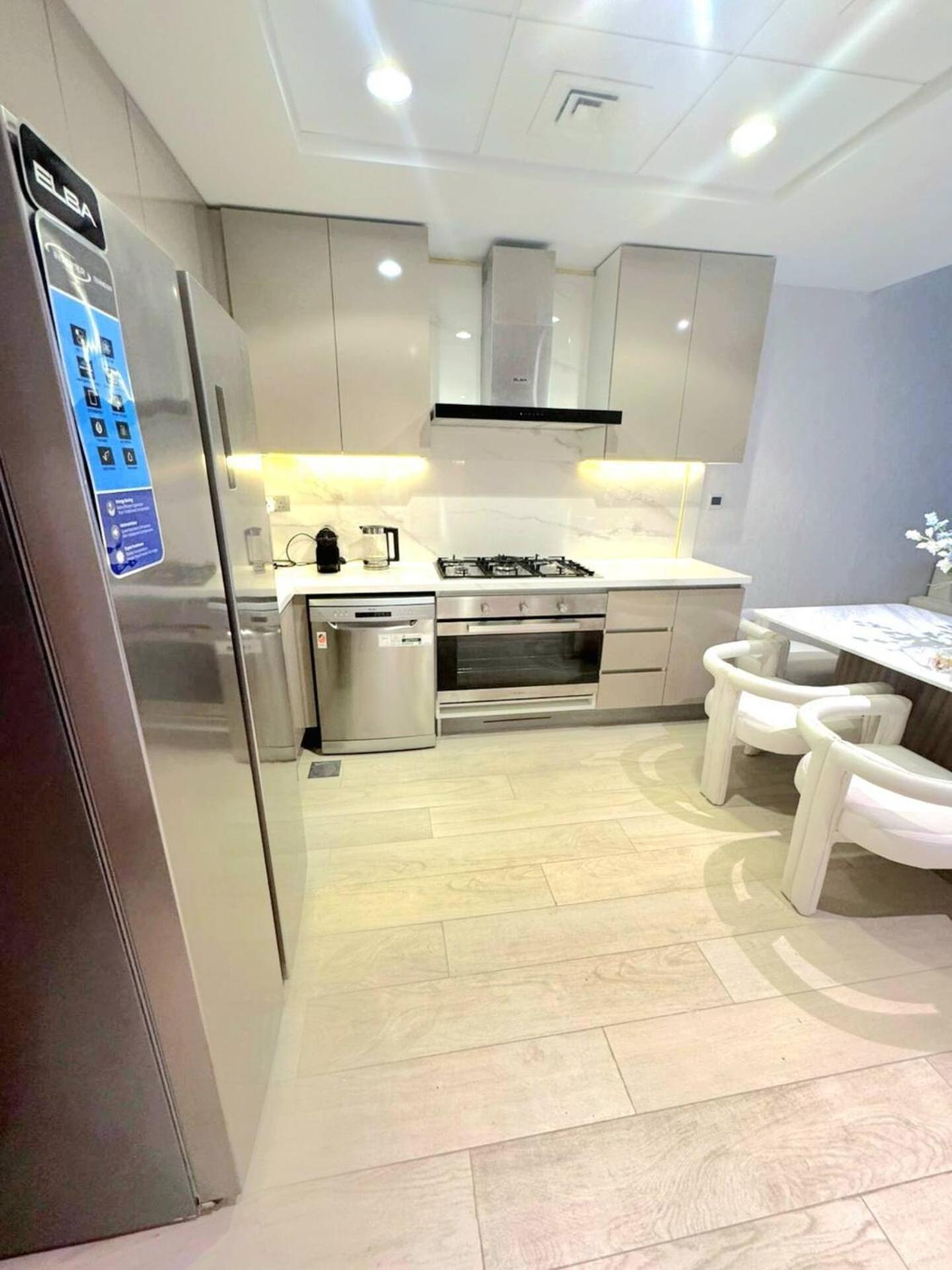 Stylish 3br With Burj Khalifa & Pool Views Apartment *