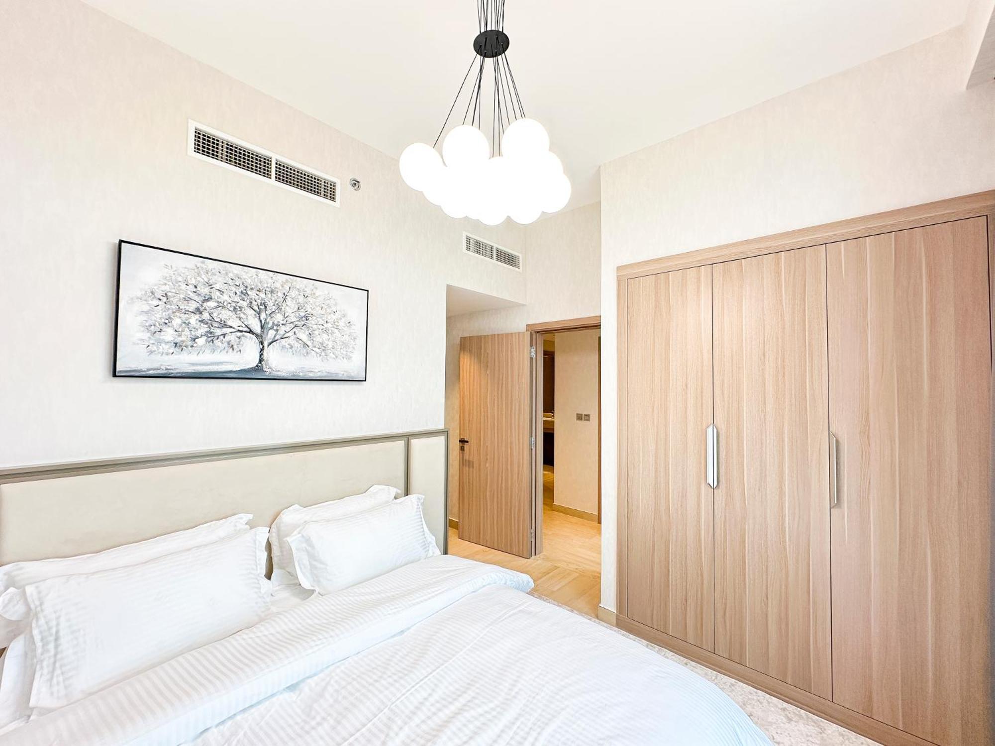 Stylish 3br With Burj Khalifa & Pool Views Dubai