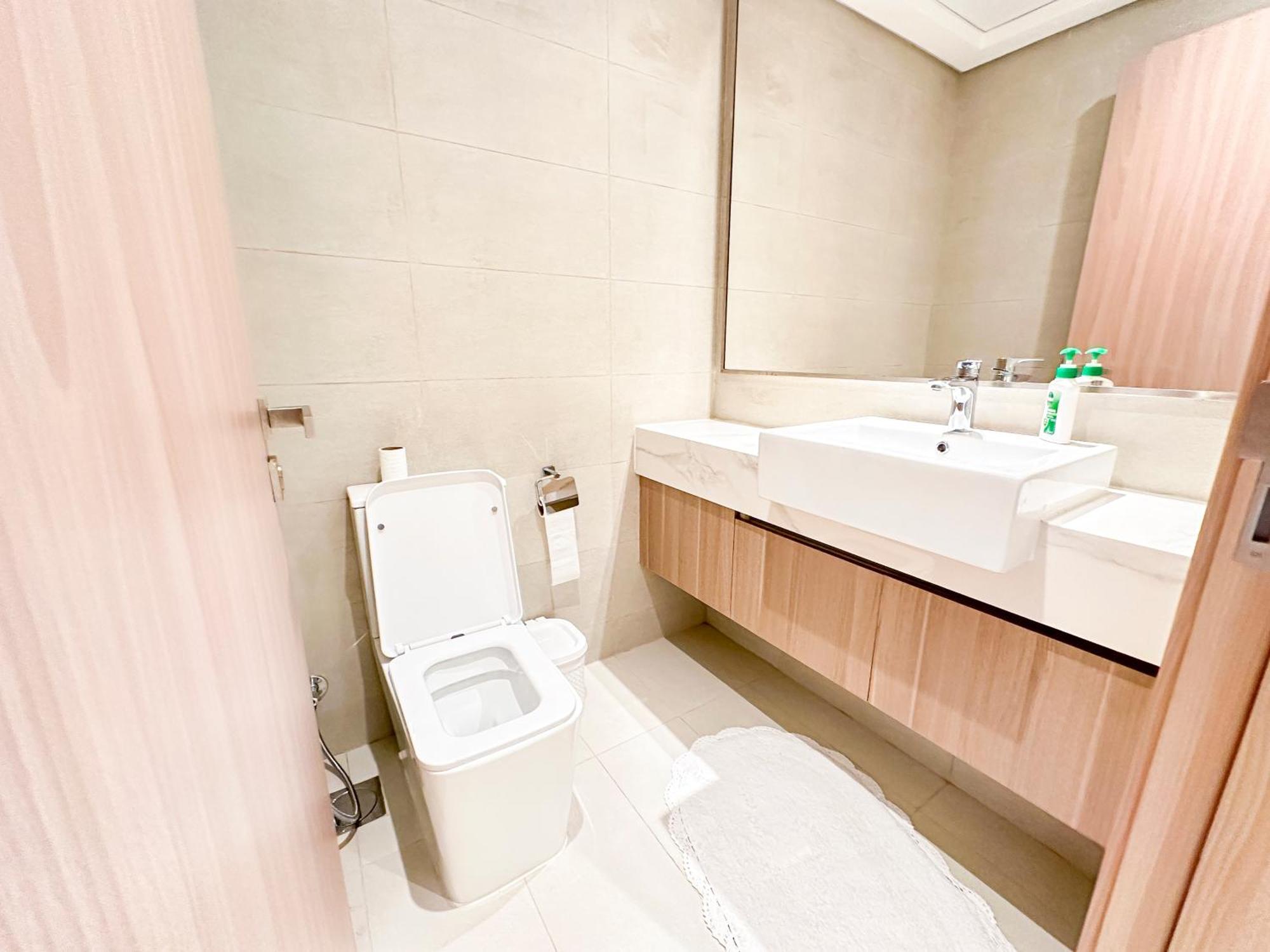 Stylish 3br With Burj Khalifa & Pool Views