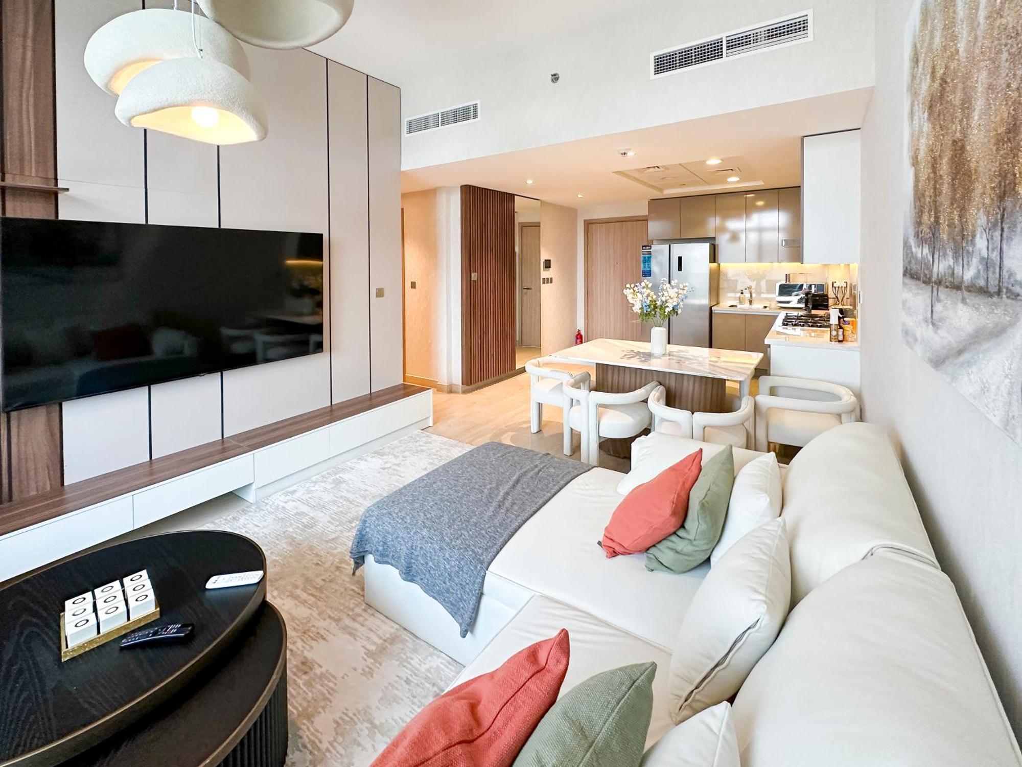 Stylish 3br With Burj Khalifa & Pool Views Apartment Dubai