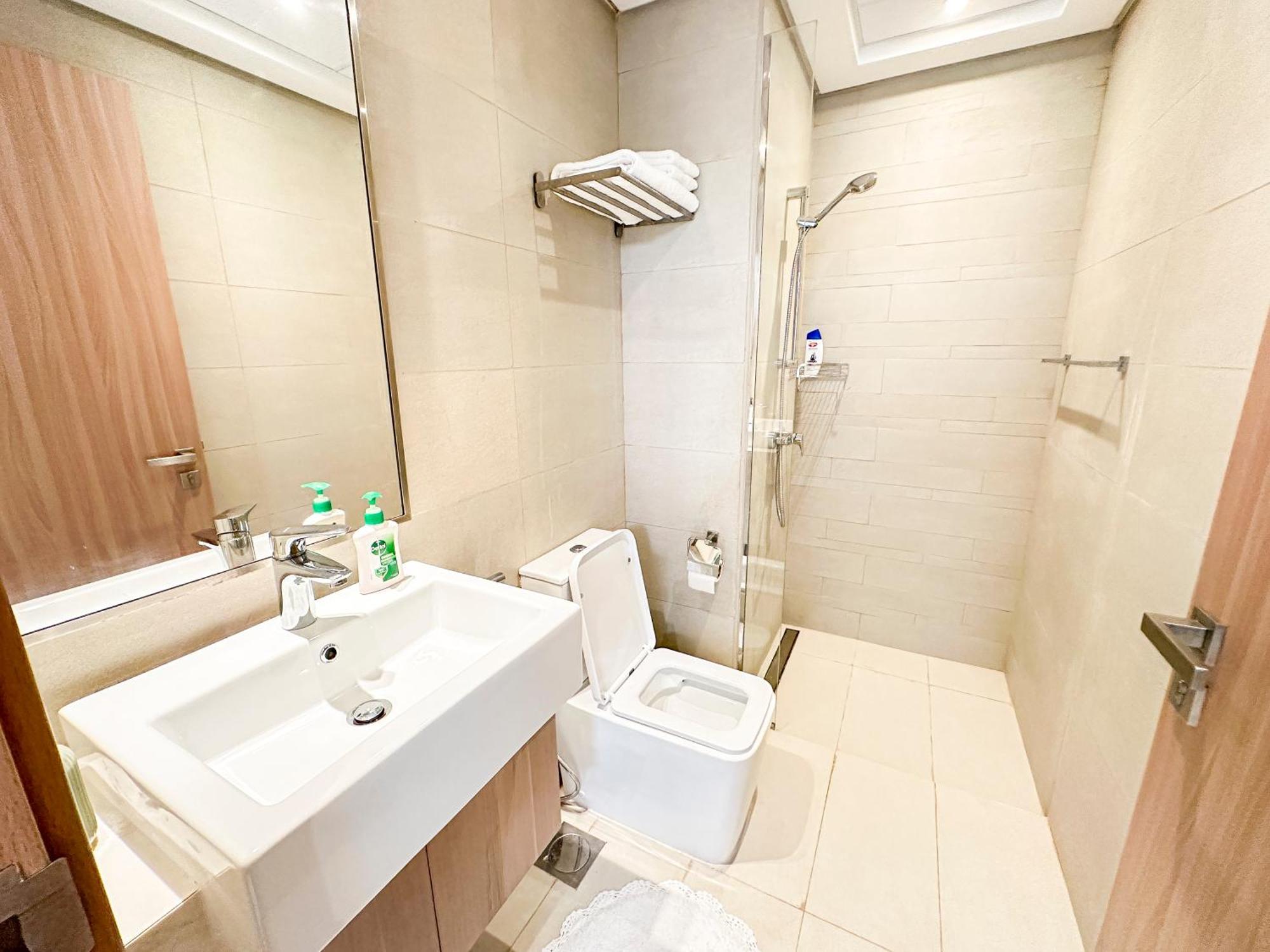 Stylish 3br With Burj Khalifa & Pool Views Dubai