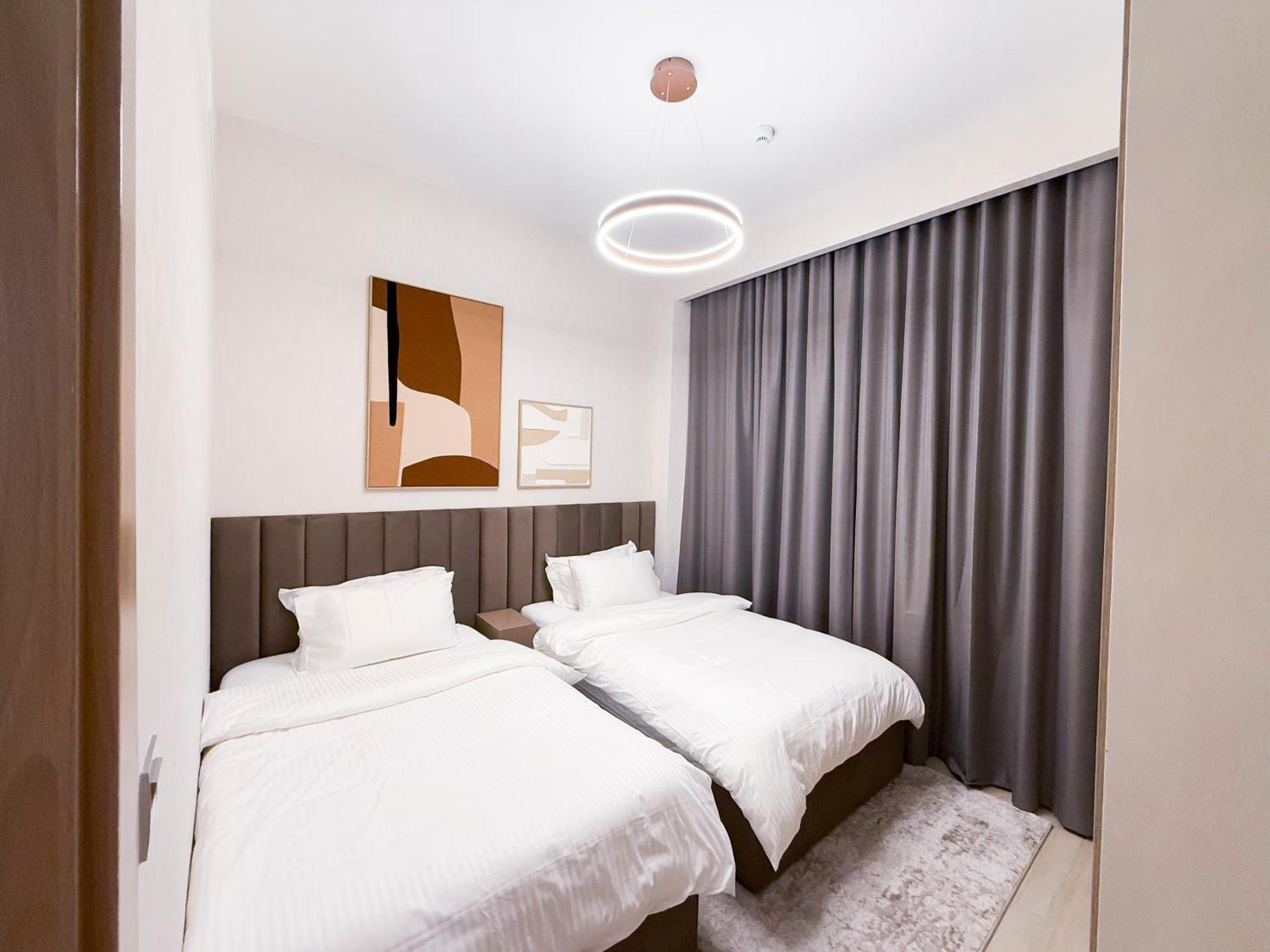 Stylish 3br With Burj Khalifa & Pool Views Apartment *