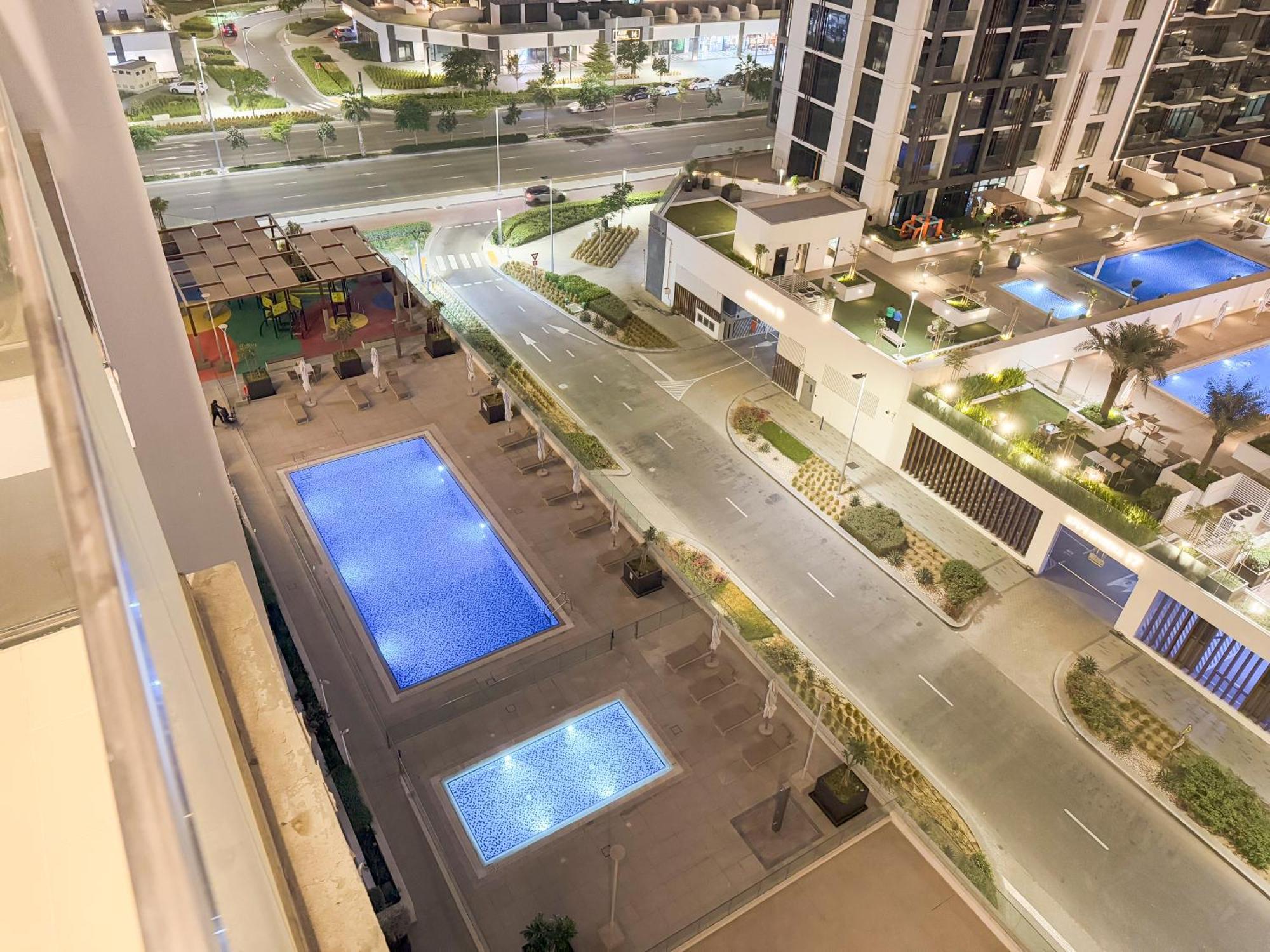 Stylish 3br With Burj Khalifa & Pool Views *
