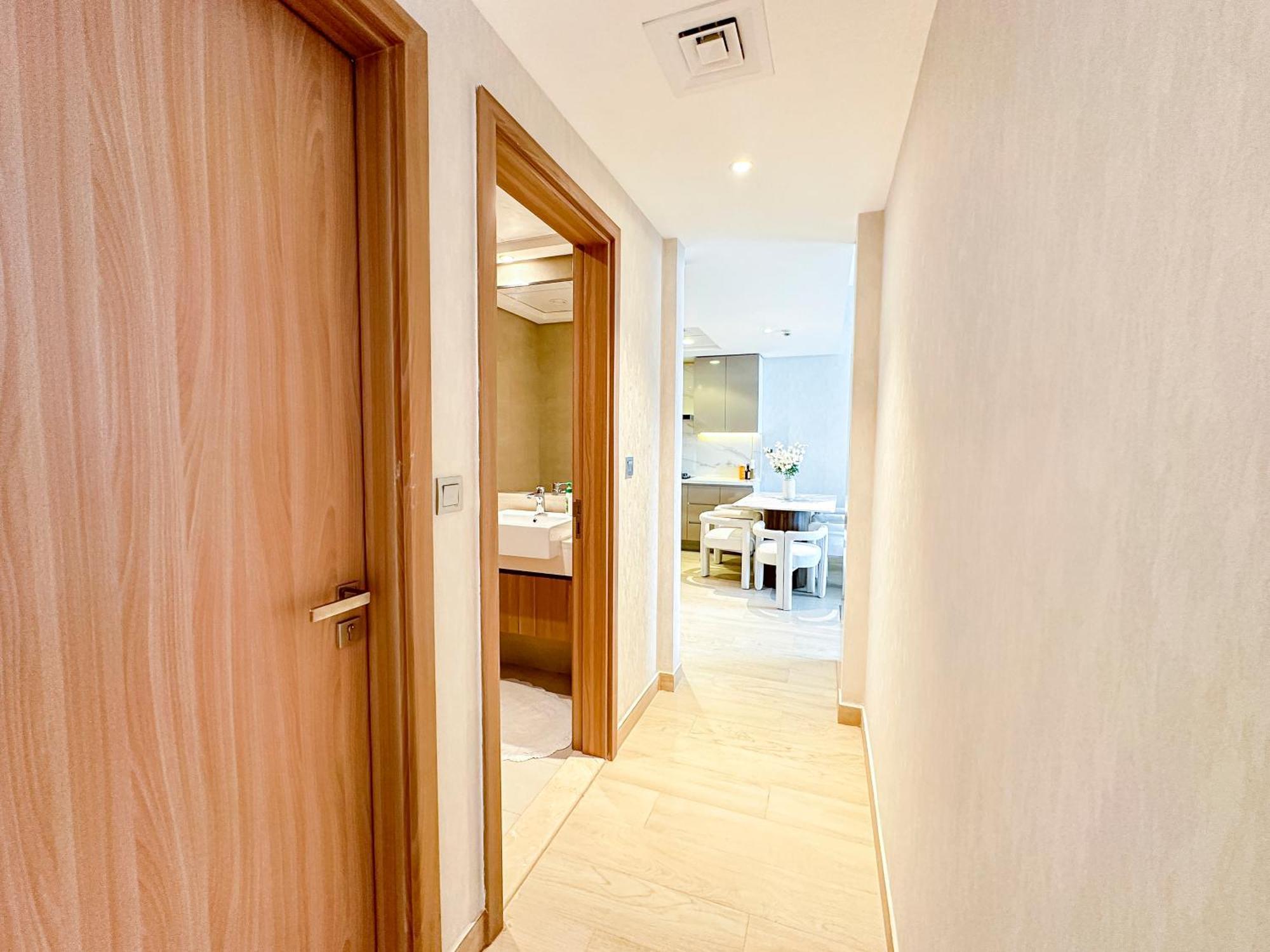 Stylish 3br With Burj Khalifa & Pool Views Dubai