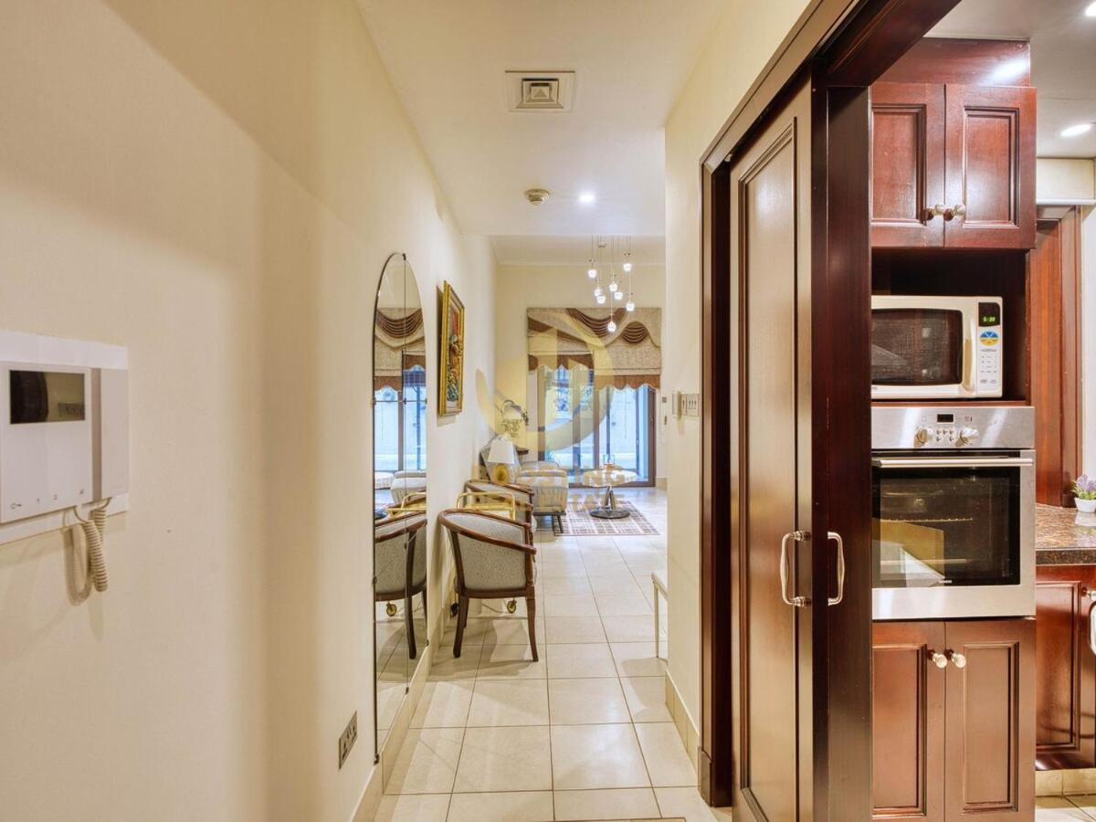 Luxury 1 Bedroom Downtown Apartment *
