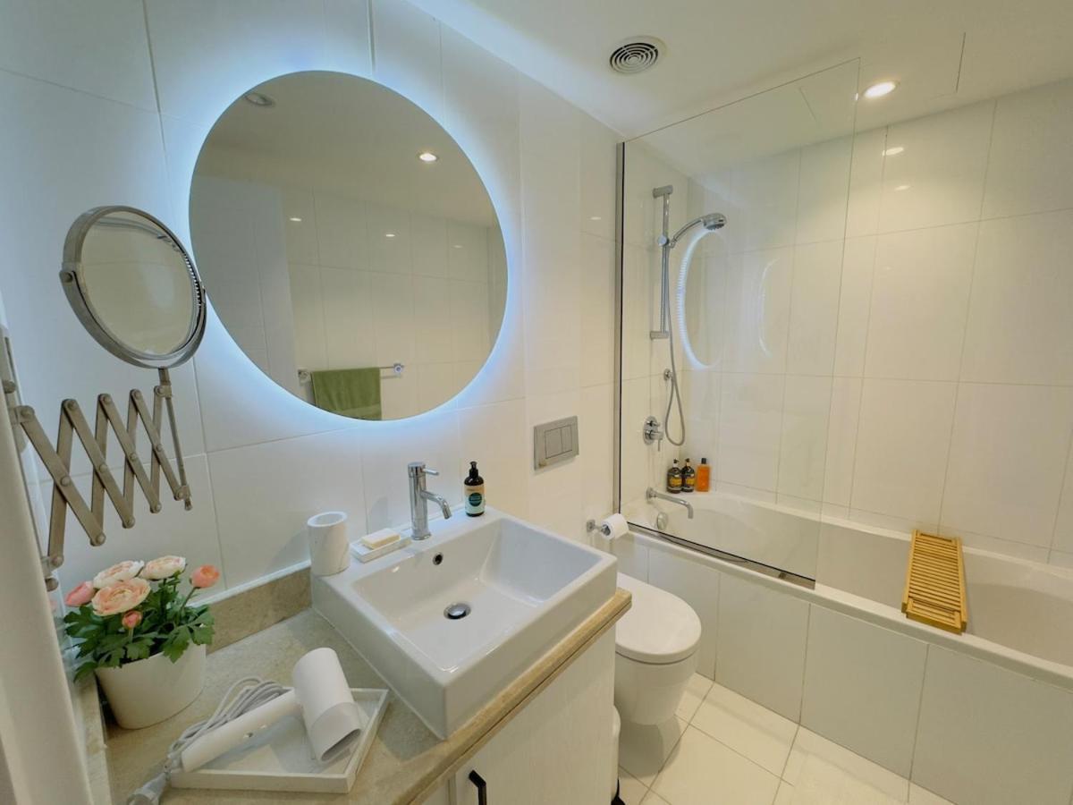 Burj Khalifaview Luxury 1-bedroom Apartment *