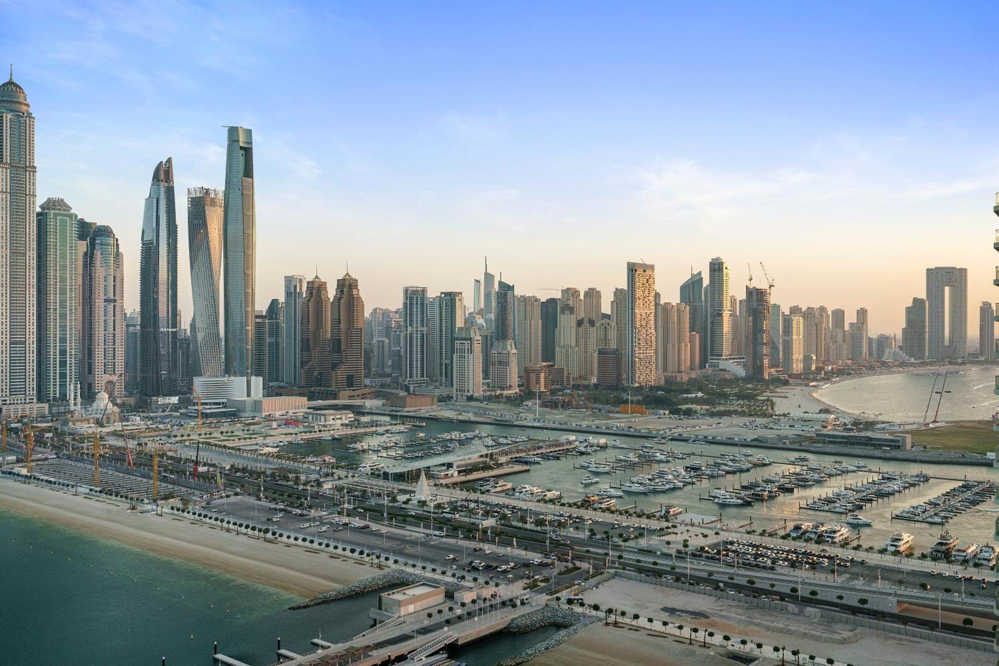 Luxurious 2br In Beachfront With Marina Skyline View Apartment