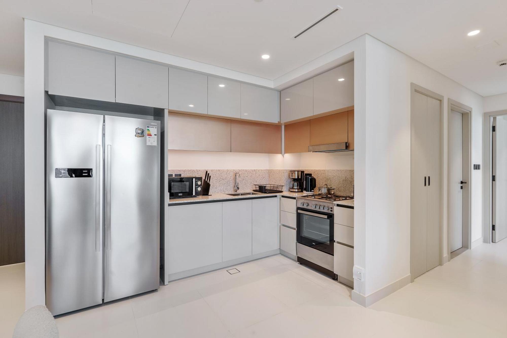 Luxurious 2br In Beachfront With Marina Skyline View *