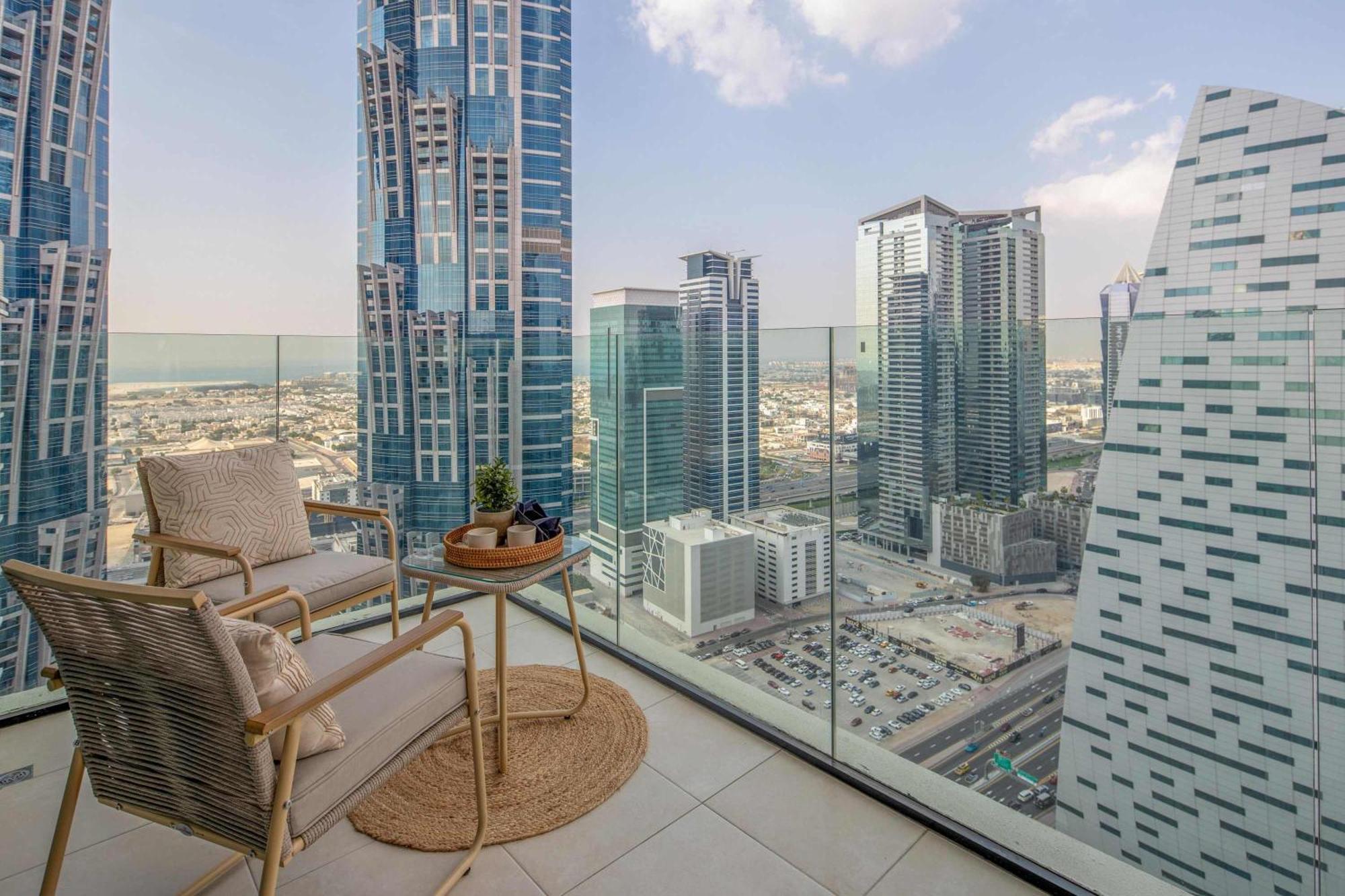 Frank Porter - Urban Oasis Apartment
