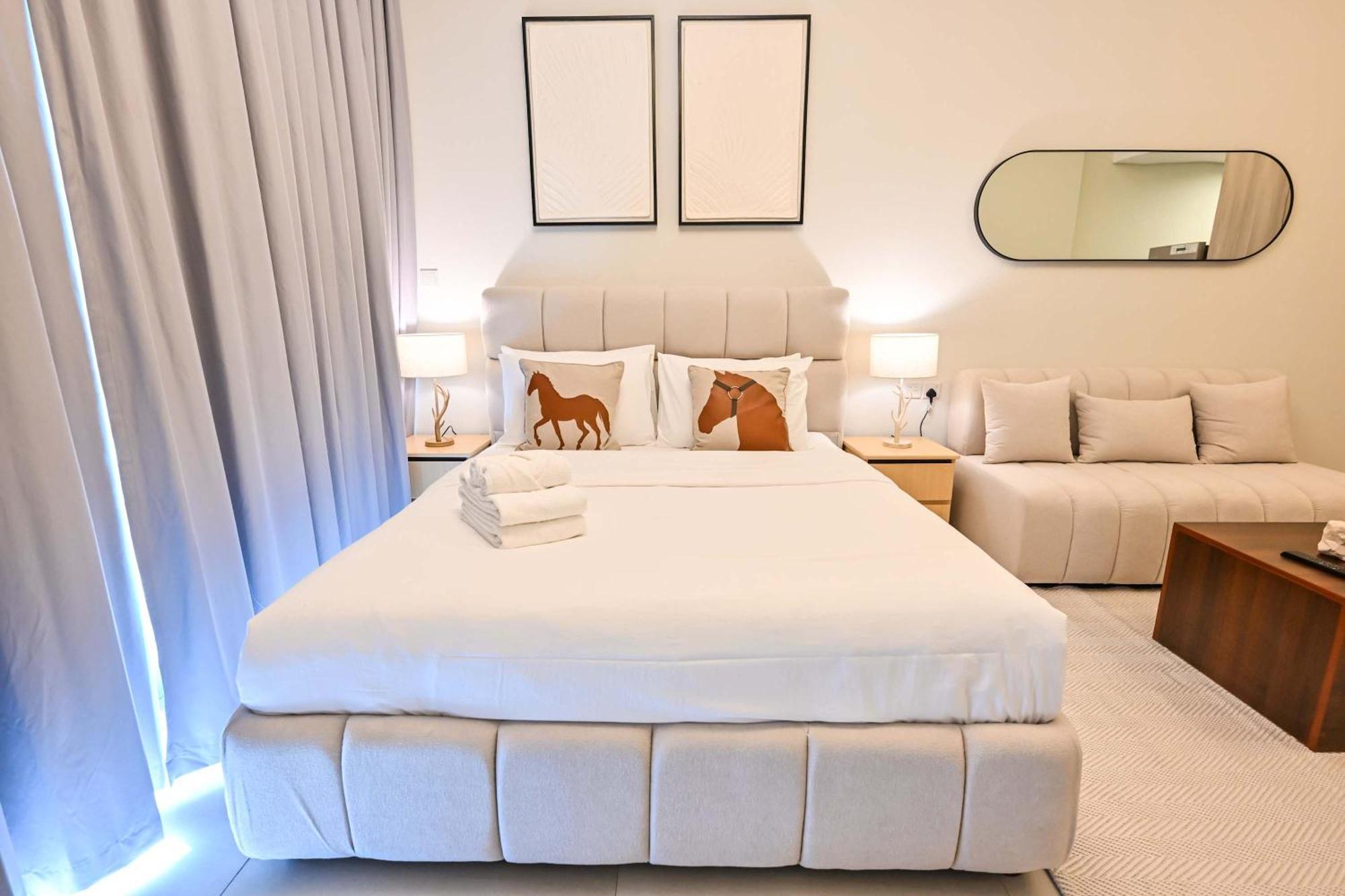 Apartment Luxurious With Bay View In Sol Bay Dubai