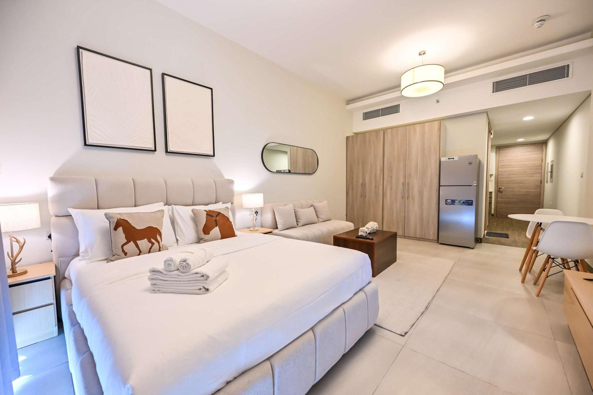 Luxurious With Bay View In Sol Bay Apartment Dubai