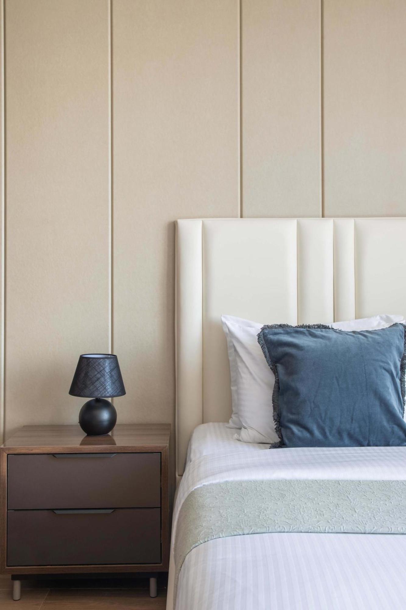Frank Porter - Nobles Tower Apartment Dubai