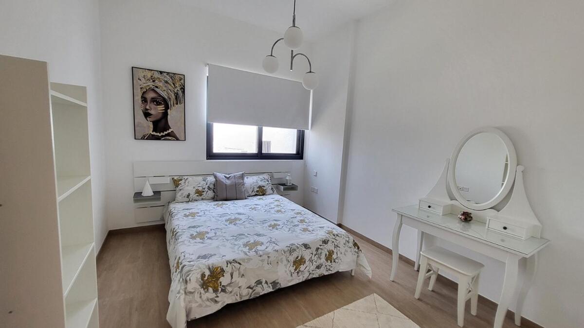 Modern 2br -5min To Metro & Festival Mall- 1211 Apartment Dubai