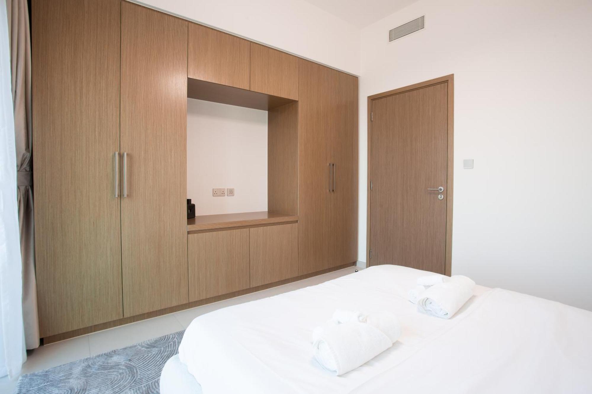 Prime Downtown Location 2br Burj Royale