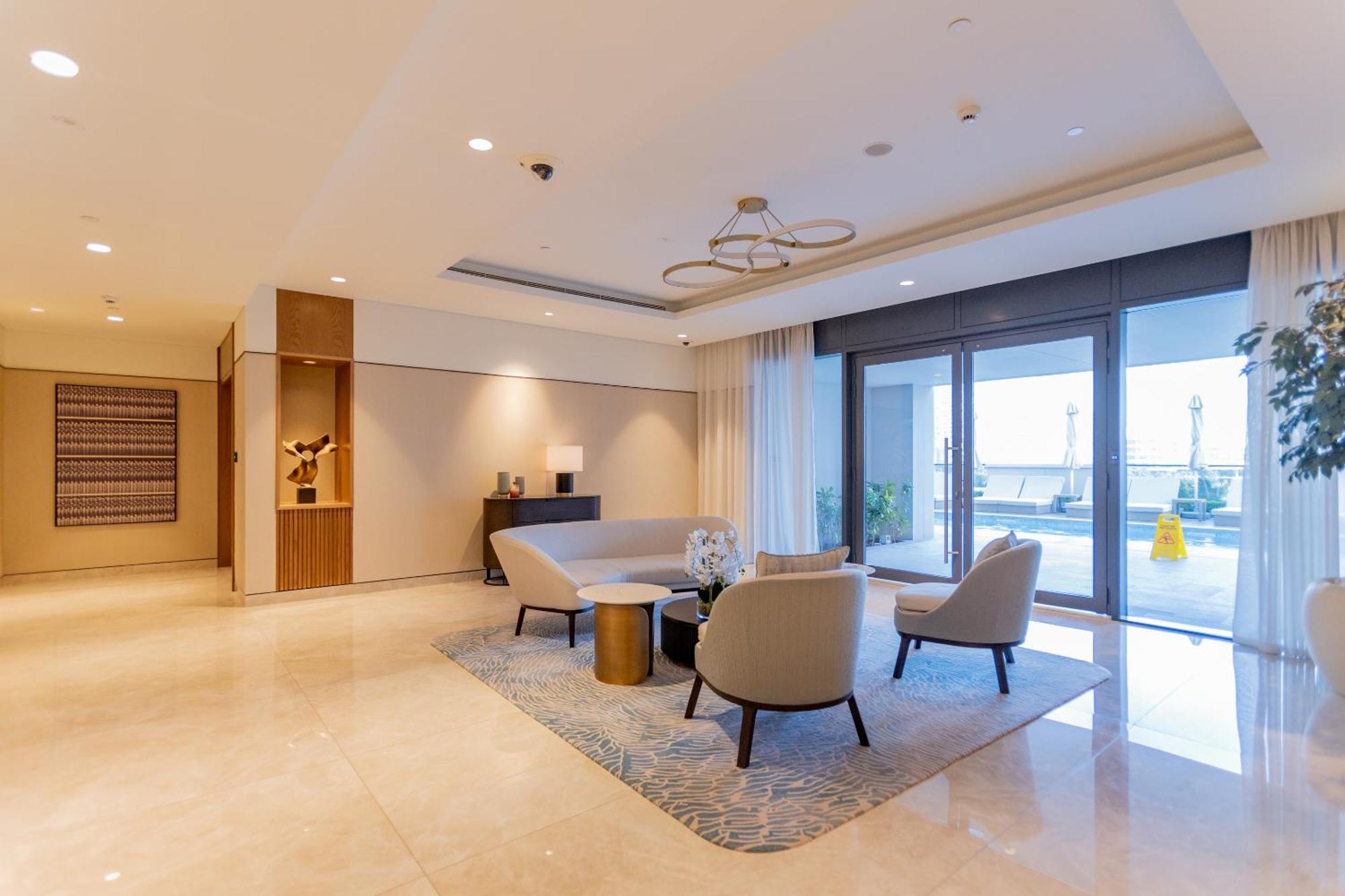 Steps To Mall & Burj, Ideal In Downtown Apartment Dubai