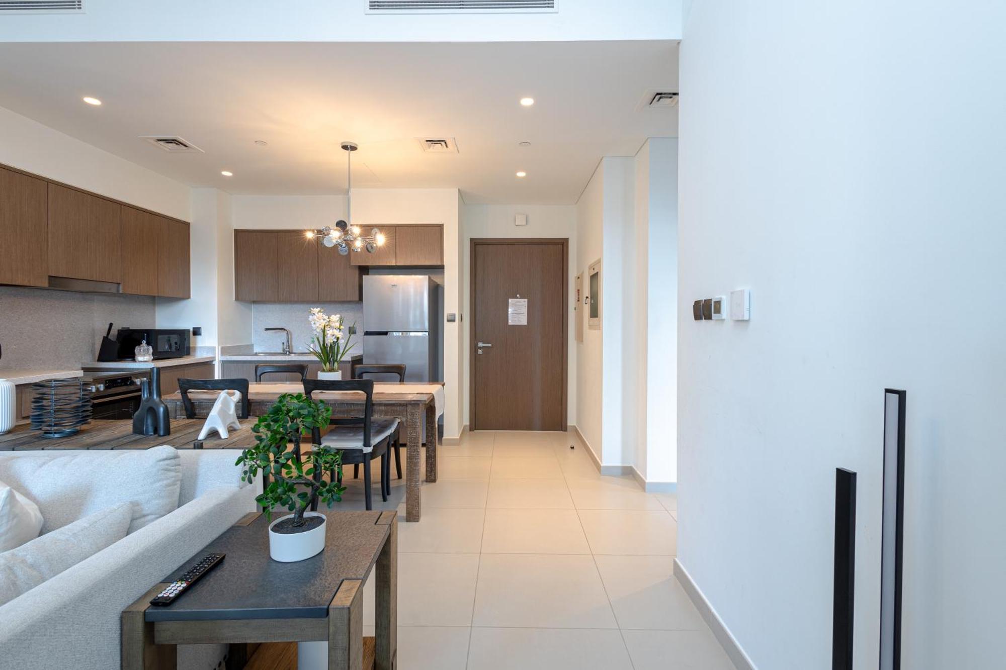 Apartment Steps To Mall & Burj, Ideal In Downtown Dubai