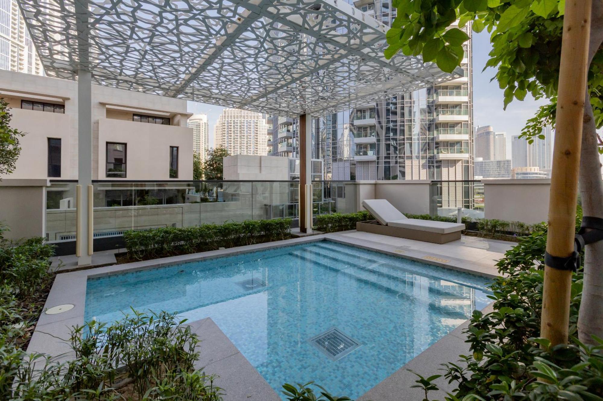 Apartment Steps To Mall & Burj, Ideal In Downtown Dubai