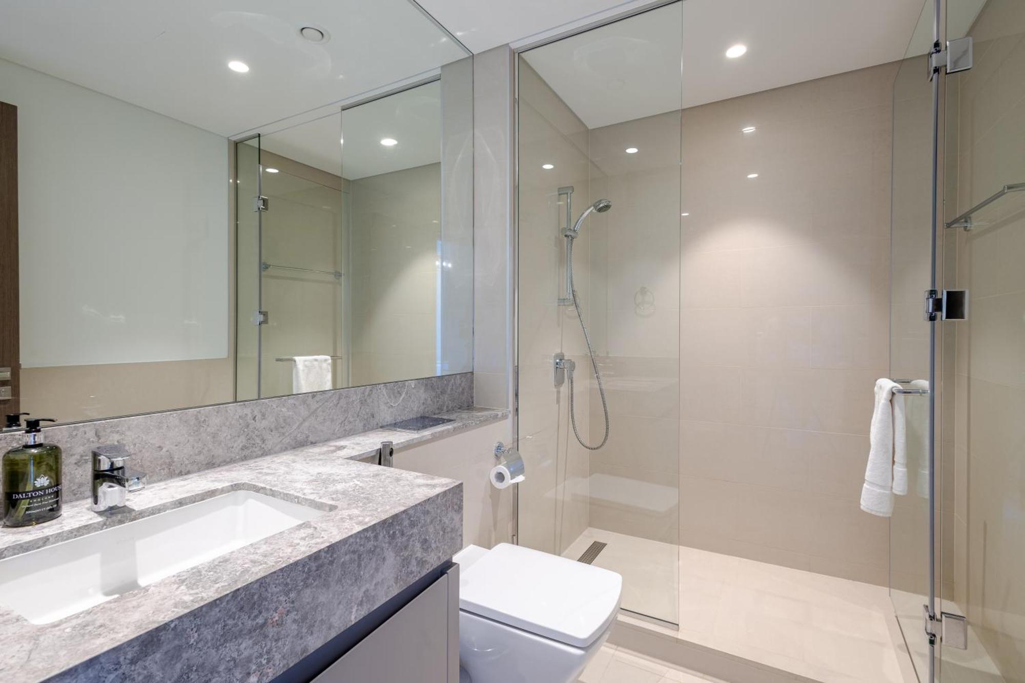 Apartment Steps To Mall & Burj, Ideal In Downtown Dubai
