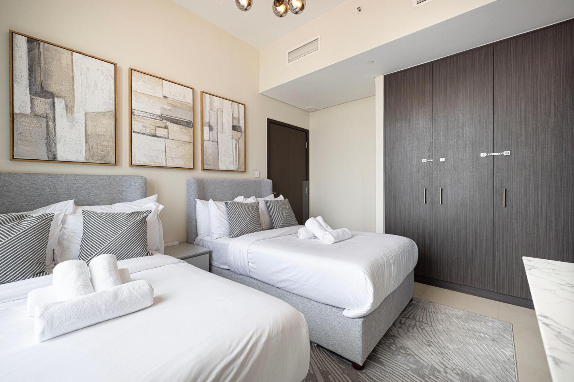 Stunning Burj Views New Luxe 2br Mall Access Apartment *