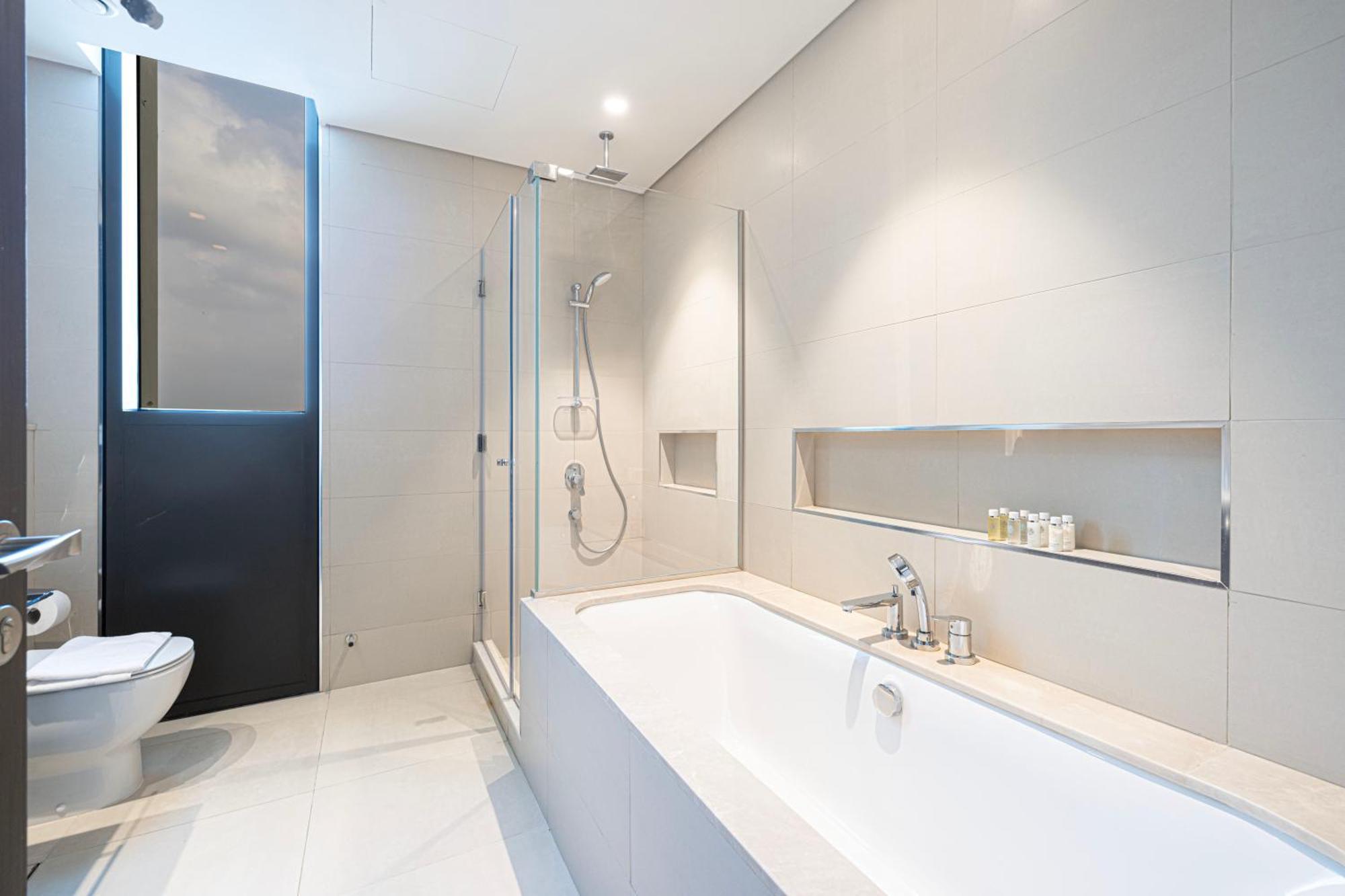 Stunning Burj Views New Luxe 2br Mall Access