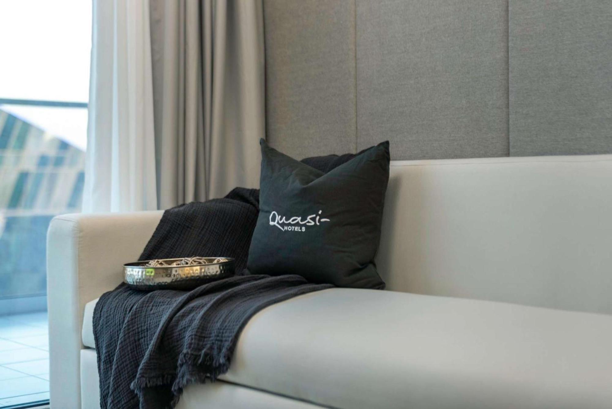 Luxury 2bd With Pool Gym & Burj Khalifa Views * Dubai
