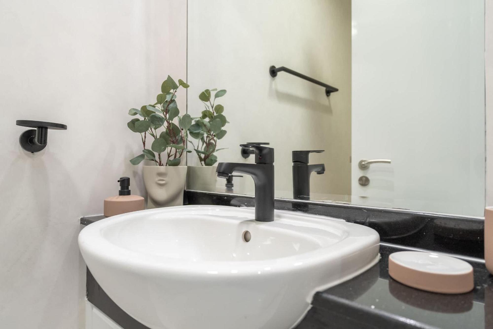 Exquisite 3-bedrooms At Marina Terrace With Striking Views Of Marina!