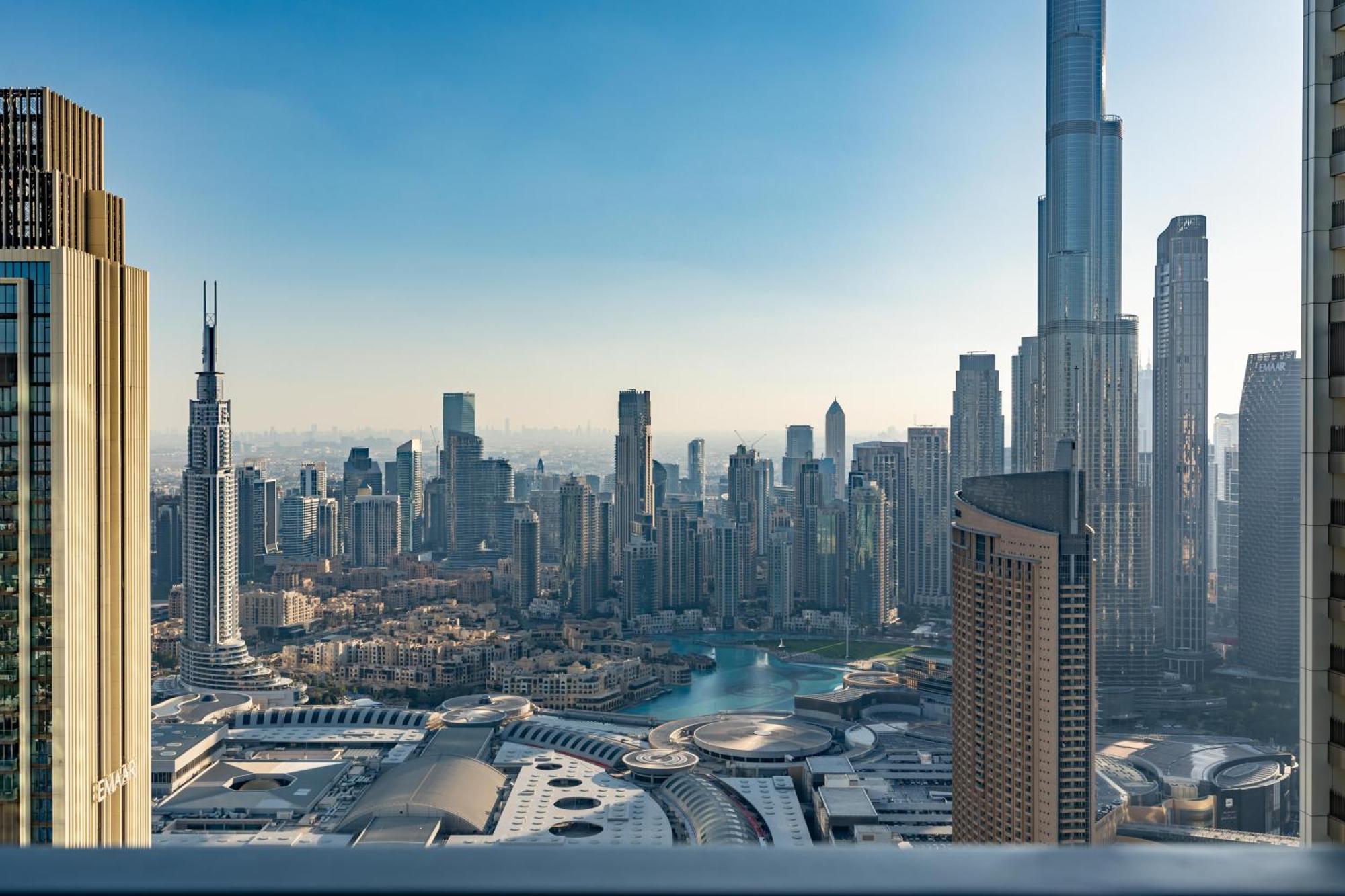 Burj Khalifa & Dancing Fountain View, 54th Floor & Mall Access Apartment *