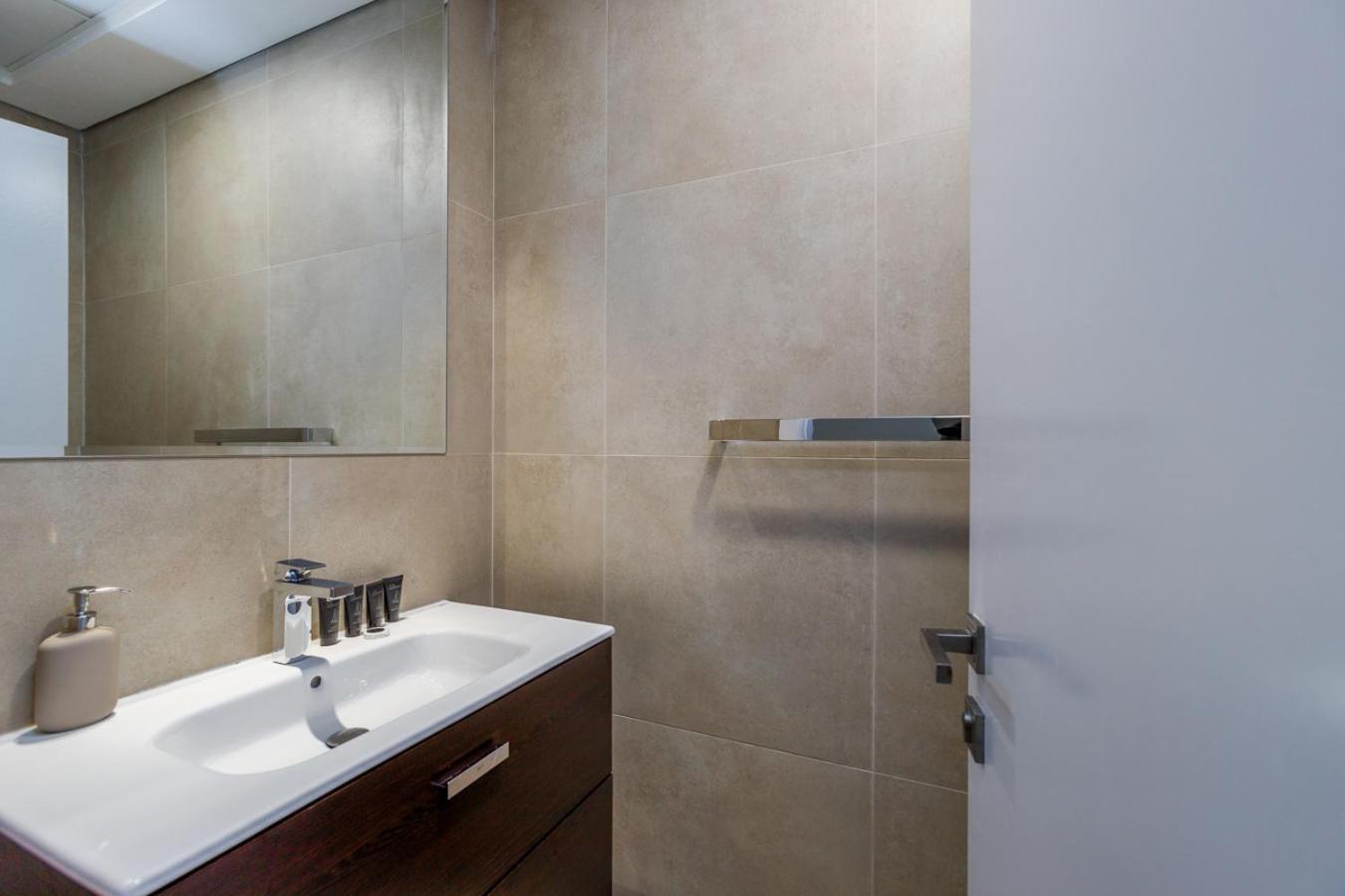 High Floor - 2br In Marina Arcade, Marina - Allsopp & Allsopp Apartment Dubai