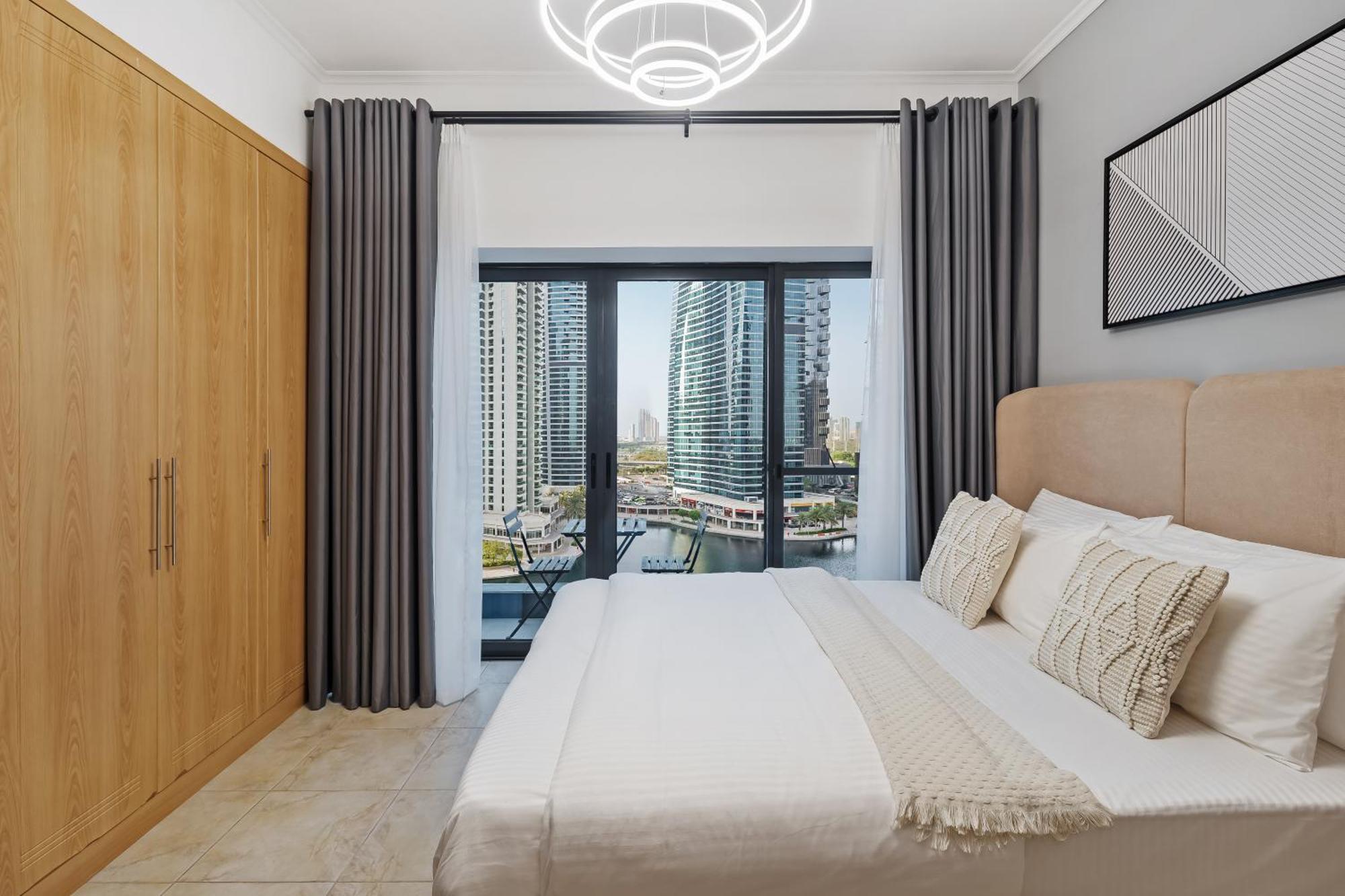 Chic In Goldcrest Views, Jlt