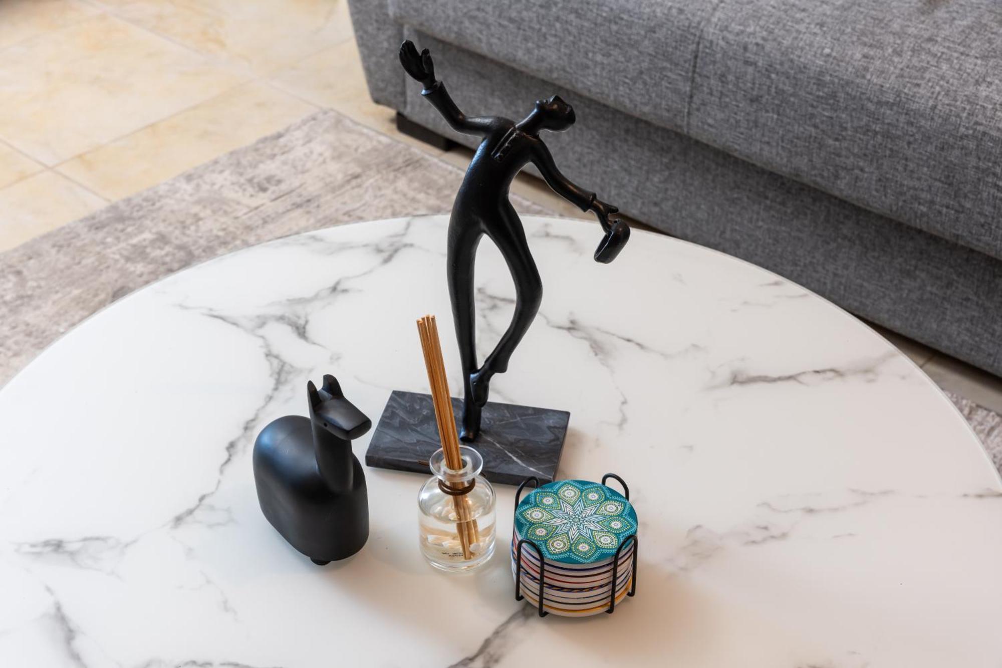 Apartment Chic In Goldcrest Views, Jlt *