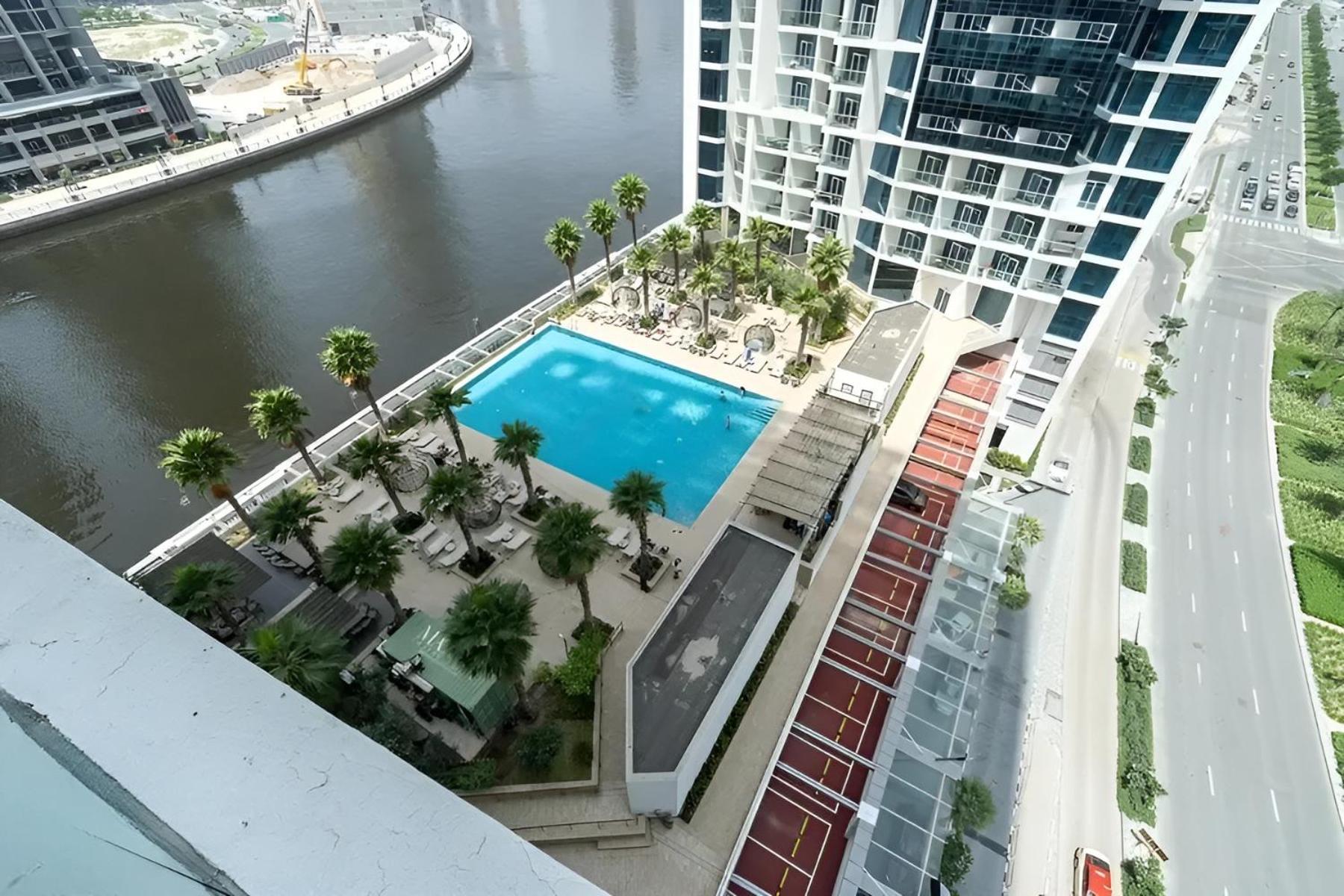 Stunning Canal Viewbusiness Bay High Floorstudio