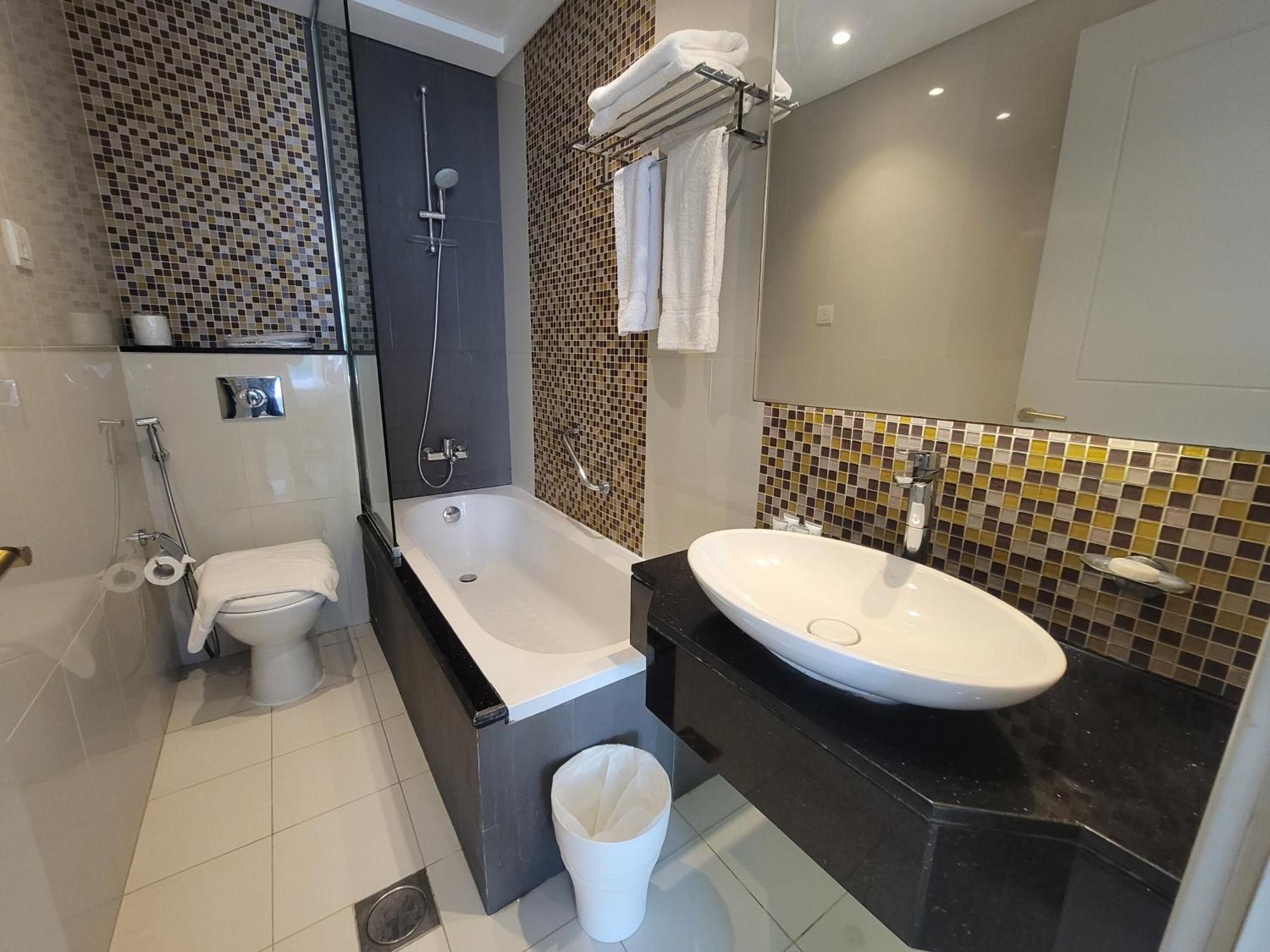 Damac Upper Crest - 2 Min Walkable Mall Apartment *