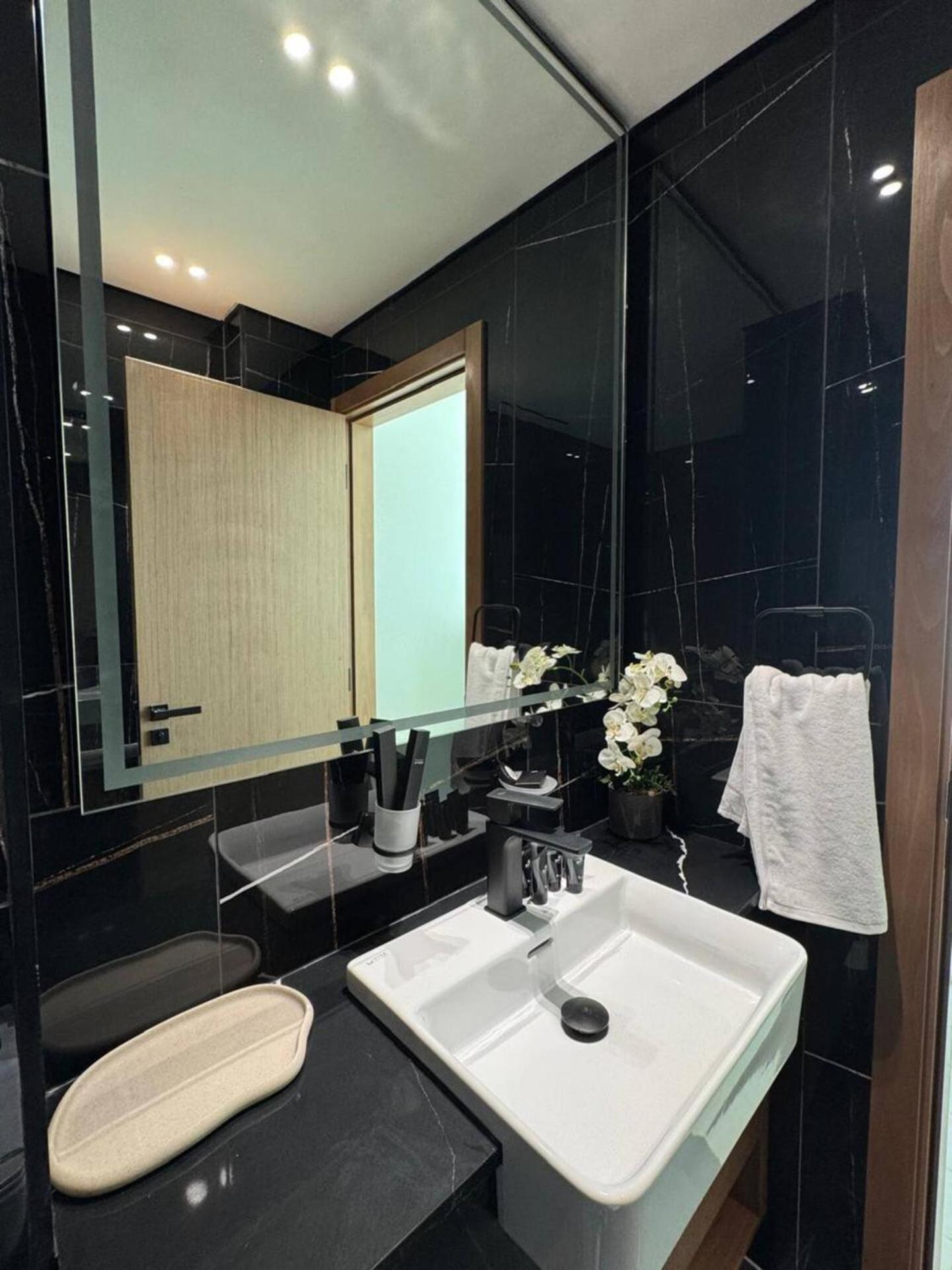 Chic Urban 1br In Jvc With Modern Amenities *