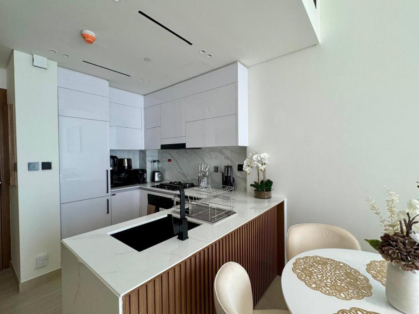 Chic Urban 1br In Jvc With Modern Amenities