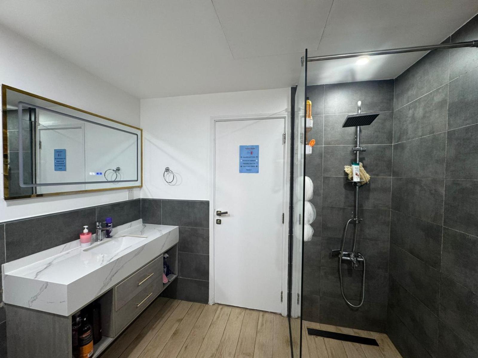 Shared Bed Space Sadaf 5 Bed & Breakfast *