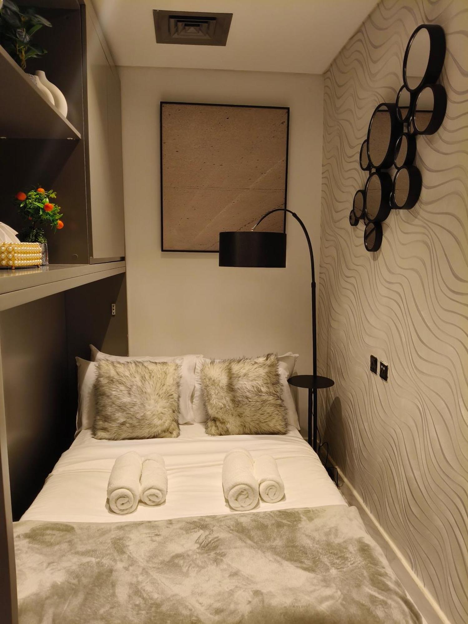 Chic 2br Near Mall & Burj L Canal & View I 5 Pax Dubai