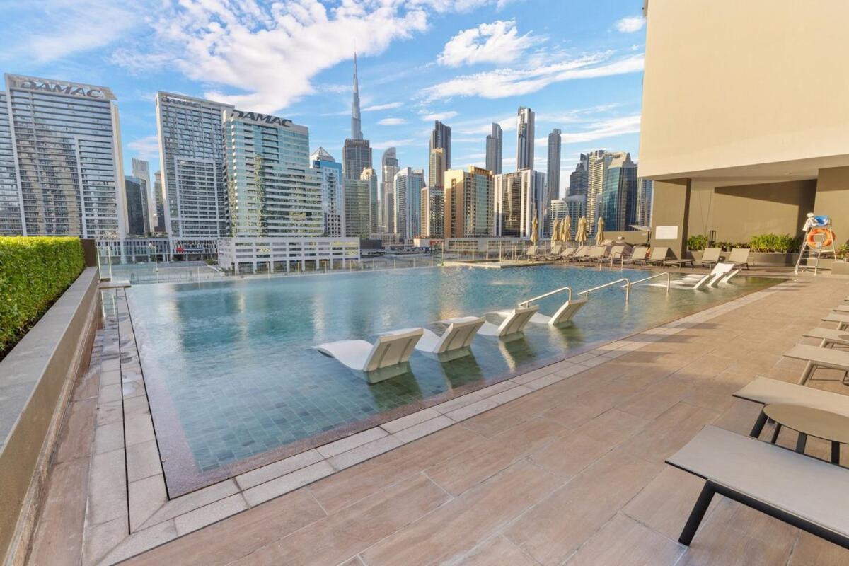 Waves - Stunning 1br With Huge Terrace & Scenic Views * Dubai