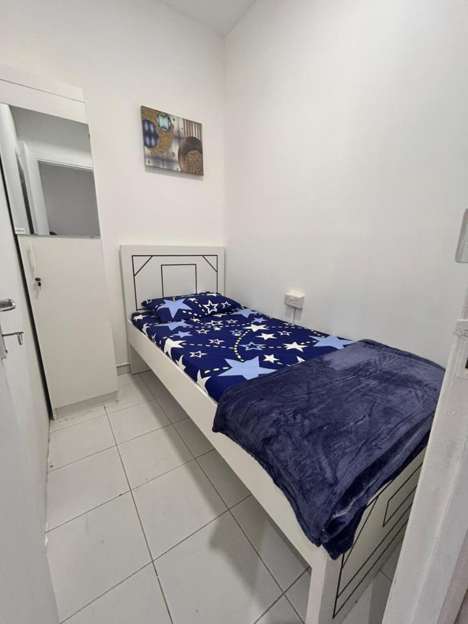 Brand New Mixed Solo Partition Near Sharaf Dg Metro * Dubai