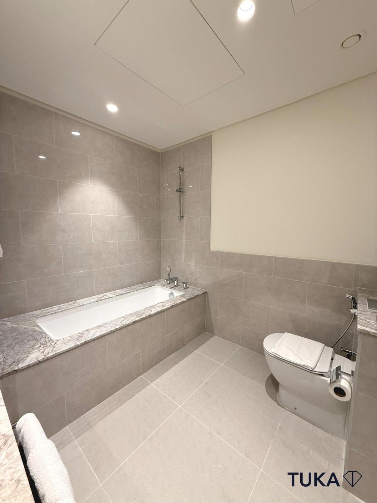 2br Tower 1 Downtown 3mn Burj Khalifa Apartment *