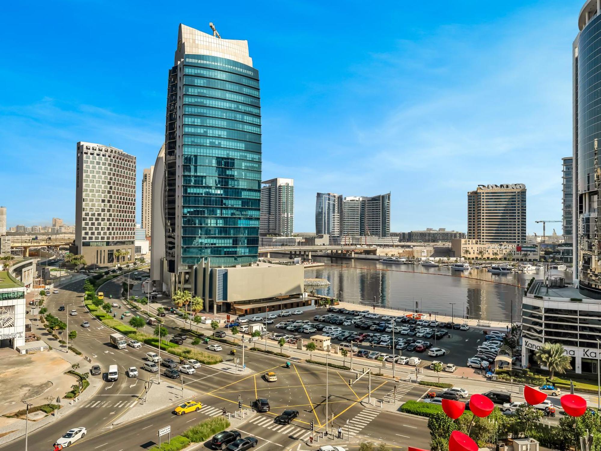 Chic 2br Near Mall & Burj L Canal & View I 5 Pax Apartment *
