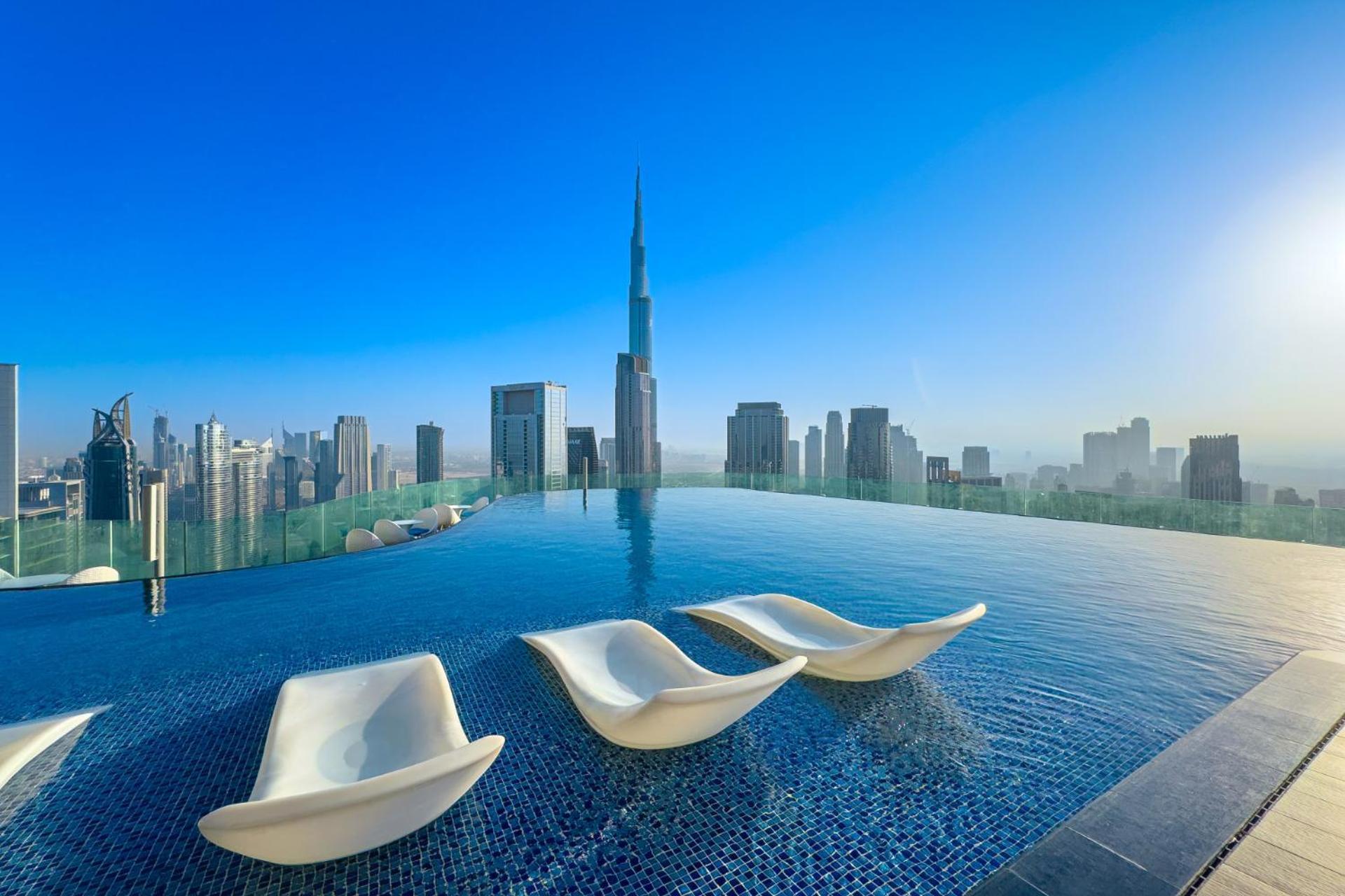 Centre I Infinity Pool I Licensed Bar Apartment