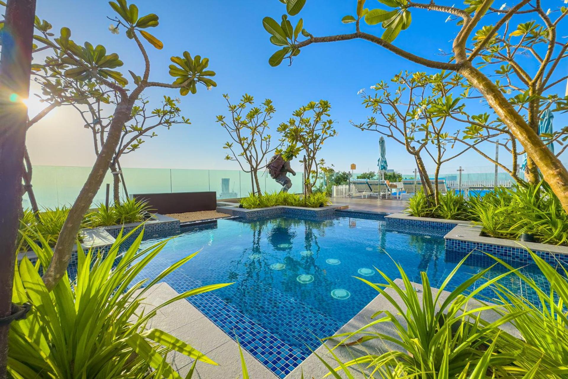 Centre I Infinity Pool I Licensed Bar Apartment *
